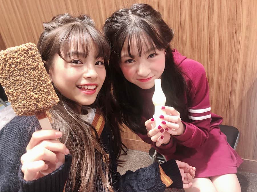 ニコ☆プチさんのインスタグラム写真 - (ニコ☆プチInstagram)「🤤💝 マカロンで休けい~ の後はアイスで休けい~ . . 甘いものチャージでがんばりました💘💘 #差し入れありがとうございました  #マカロンのおいしさに感動するふたり」9月23日 18時12分 - nicopuchi_official