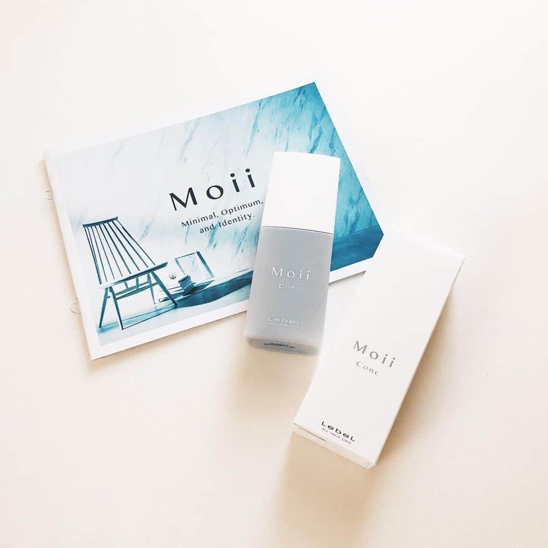 unoさんのインスタグラム写真 - (unoInstagram)「モイ @moii_lebel さんの9/20発売の新製品《モイ コンク モアヌード》を1ヶ月ほどモニター使用させていただきました！ ミルクタイプの髪用集中美容液です。 ㅤㅤㅤㅤㅤㅤㅤㅤㅤㅤㅤㅤㅤ これまでにもオイルタイプのものがありましたが、 浸透しやすくて手に残らずベタつかないのが嬉しかったです。（しかも手や首元のケアにそのまま使ってもOK） かなり軽いつけ心地ですが、 ドライヤーの熱からもしっかり守ってくれて、仕上がりがまとまります。 ショートボブで毎日2プッシュずつ使ってますが、 髪のまとまりもよくなり、頭皮の痒みも起きず すごく使用感が良かったので、モニターが終わってもリピしたいなと思うくらい使用感がとても良いです。 バームやクリームタイプのワックスもいまだにお気に入りなのですが、 このミルクタイプも持ち運びしやすいパッケージなので、 先日旅行に行った時もポーチにすっぽり入りました☺️ パケもシンプルで相変わらず好みどストライクです。 気になる方はぜひ試してみてください〜！ ㅤㅤㅤㅤㅤㅤㅤㅤㅤㅤㅤㅤㅤ #Moii #モイ #モイコンク #モアヌード #ヘアミルク #髪用美容液」9月23日 18時12分 - unobox