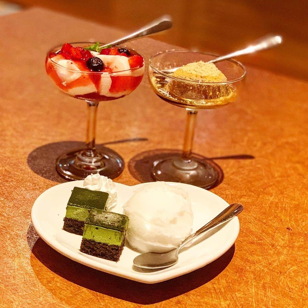 mii_stagramさんのインスタグラム写真 - (mii_stagramInstagram)「🦐🦐🦐🦐🦐🦐🦐🦐 ・ この前の華金nightは隣の㊙️な美女と 北千住にある @ebizo_kitasenju さんで ミーティング女子会❤ ・ 私の周りもそうだけど 海老好きな人って多いよね🦐🦐🦐 お料理の中にもっと海老が入っていたら 良いのに～とか、 海老をたらふく食べたい～とか 思っている人って多いハズ！！ ・ そんな願いを叶えてくれる #海老料理専門店 見つけたの👀💕 ・ 何と！！お通しが甘エビの掴み取りから 始まり✊ カルパッチョやバーニャカウダや パスタやサクサク揚げやデザートまで 海老料理を堪能😋 本当はもう1品頼んだんだけど 満腹でキャンセル😭✕ ・ @ebizo_kitasenju さんならではの 創作料理は 食べる人の胃袋を鷲掴み✊🏾💖 ・ どれも美味しすぎて感動～🎶🎶 隣の㊙️な美女も大満足したみたいだから 年末の忘年会もコチラにお世話に なろうかな(灬・ω・灬)むふ💕 ・ ・ 店内は広くて私たちは二階の座敷で まったり～🎶🎶 居心地良くて長居したくなる雰囲気❤ ・ ・ 本当は秘密にしたいぐらいなんだけど🤭㊙️ 北千住駅西口から直ぐだから是非〜〜🎶🎶 ・ ・ EBIZO 北千住で検索してね！！ ・ ・ ・ #海老#えび#エビ#海老専門店#創作料理#居酒屋#グルメ#東京グルメ#グルメ女子 #グルメ巡り#グルメ部#グルメ好きな人と繋がりたい #グルメ好き#北千住#北千住グルメ#下町#女子会#飲み会#ミーティング#華金#海老フライ #食べスタグラム#飲酒タグラム  #美味しい#幸せ#ごはん Casting by @woomy.restaurant ✩ ⋆ ✩ ⋆ ✩ ⋆ ✩ ⋆ ✩﻿ ⋆ ✩ ⋆ ✩﻿ 見て下さった方 (*´︶`*)♡Thanks!🦐🦐🦐🦐🦐🦐」9月23日 18時13分 - miyuki.0419.karemari