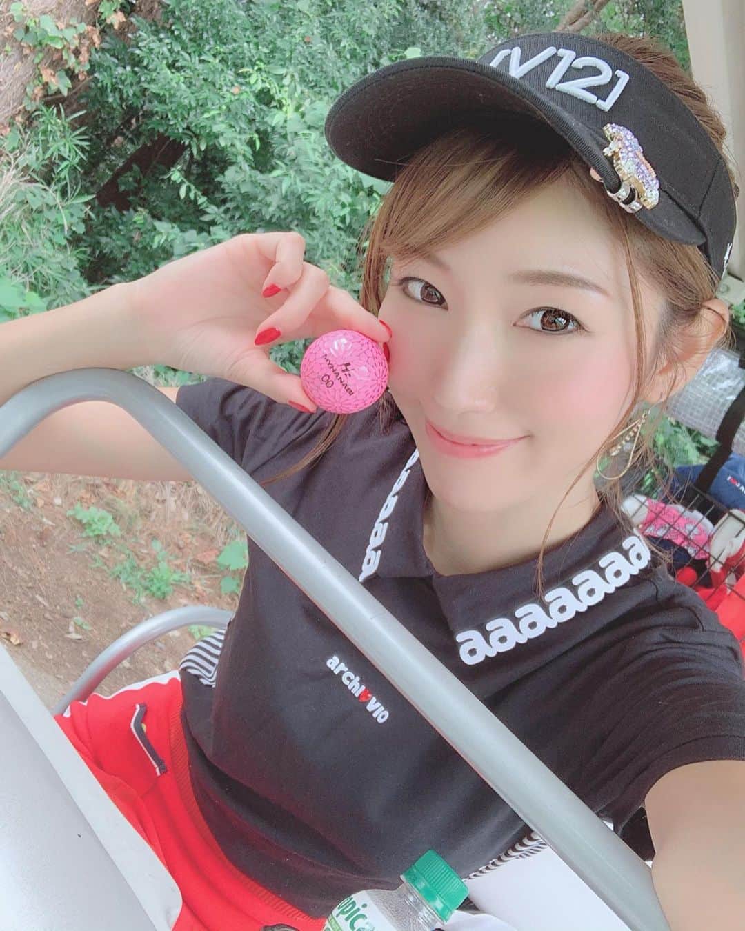 のインスタグラム：「東カレさんにインタビュー記事を掲載していただいてからゴルファーのフォロワーさんが増えて嬉しい☺️💓 . GTBカップの時に @igmonline のMYHANABI H2を使ってみました⛳️ラウンドの時に女の子に『何そのボールかわいいー💓』と毎回話しかけてもらえます🥺💓まるで魔法のように毎回言われる💓幸せ🥺 . MYHANABI H2は「少ないパワーでも飛距離をアップする」をコンセプトに、ヘッドスピードが比較的遅めの方向けに開発製造されたボールなんだとか！女性ゴルファーさんへのプレゼントに最適ですね💓それにしても映える🌸 . #myhanabi #ゴルフ女子 #アルチビオコーデ #アルチビオ  #ゴルフコーデ #ゴルフ女子コーデ」