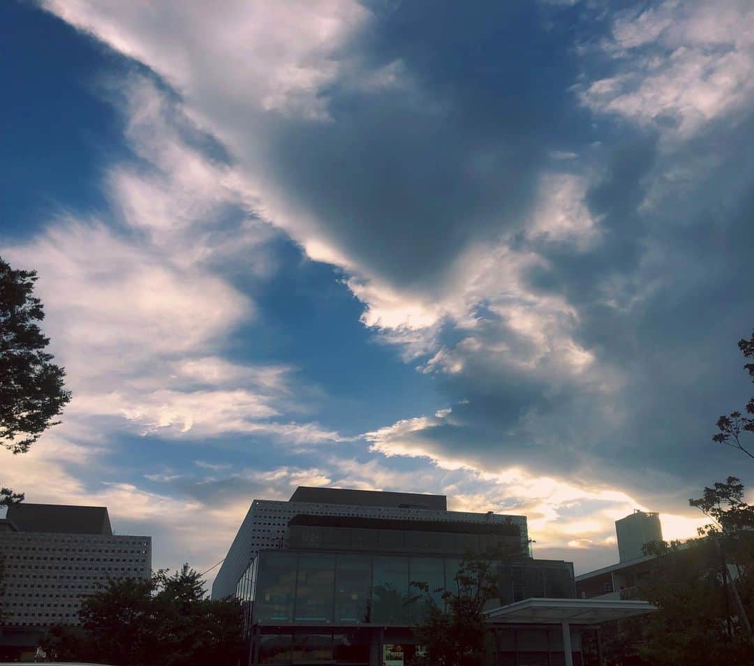 木下ココさんのインスタグラム写真 - (木下ココInstagram)「雲のエッジが立って綺麗☁️☁️ ・ ・ #抜けを求めて駐車場に辿り着いた #空 #綺麗」9月23日 18時08分 - cocot_chan