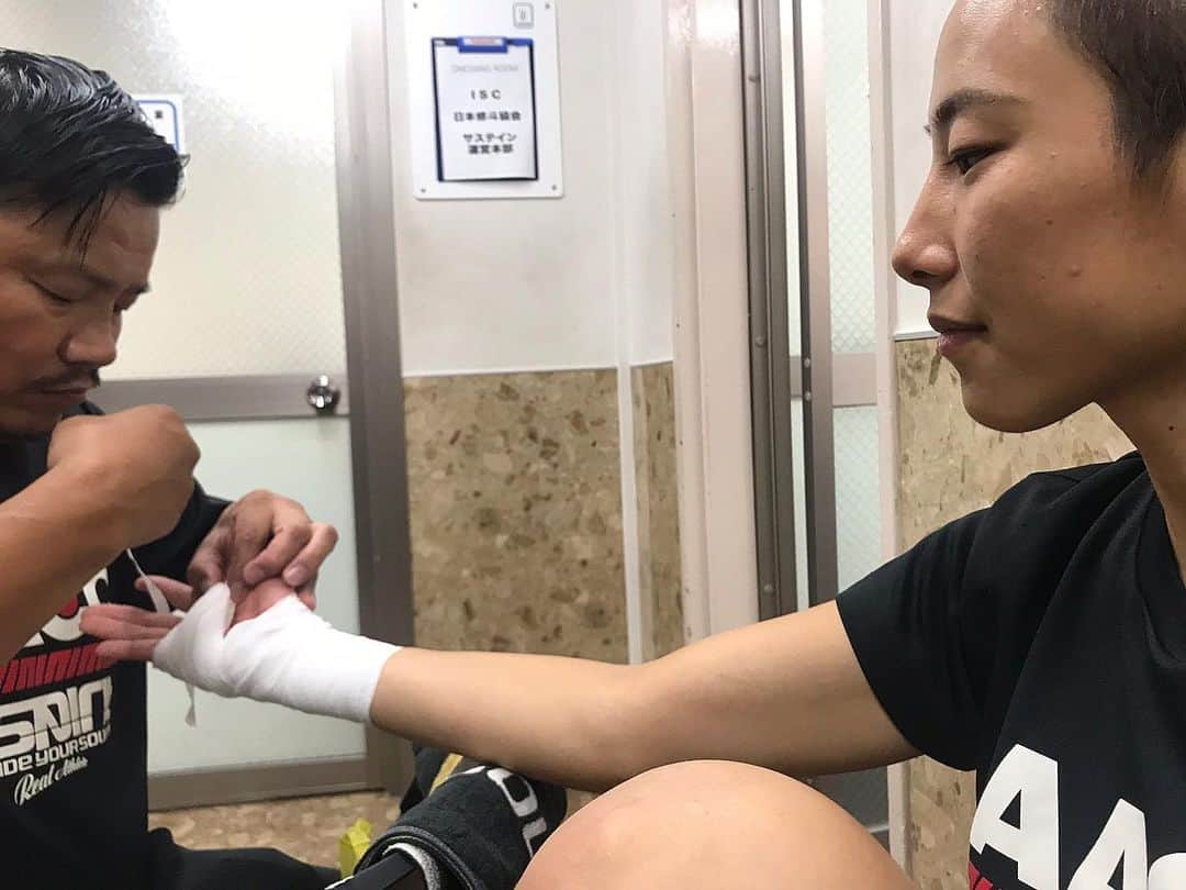 阿部裕幸さんのインスタグラム写真 - (阿部裕幸Instagram)「プロフェッショナル修斗  AACC女子部  杉本恵  2R ガブリから牛殺しでコントロール、マットヒューズポジションからのヒジ連打でTKO勝ち‼️ 皆さん応援ありがとうございました🙏🏻 AACC female fighter Megumi Sugimoto won by TKO!!!! Good work!!!! Thank you for support us.  @megumilk0623  #aacc #aaccmma #training #inapark #kickboxing #mma #bestrong #継続は力 #hardworkpayoff #megumisugimoto #杉本恵 #修斗 #修斗伝承 #shooto  #30th #anniversary #tour #shooto0922 #mma #総合格闘技  #後楽園ホール  #全席完売 #満員御礼 #abematv #完全生中継 #supported #by #onechampionship」9月23日 18時10分 - abeani111