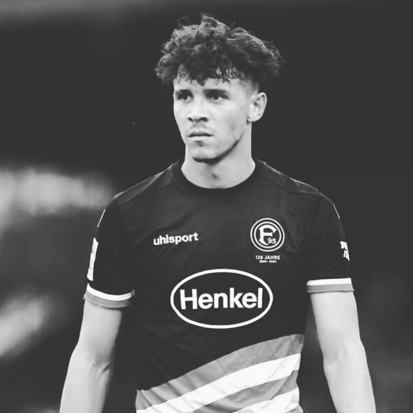 アルフレッド・モラレスのインスタグラム：「Soon 🙏🏼🦁⚽️❤️...🔋🔋🔋」