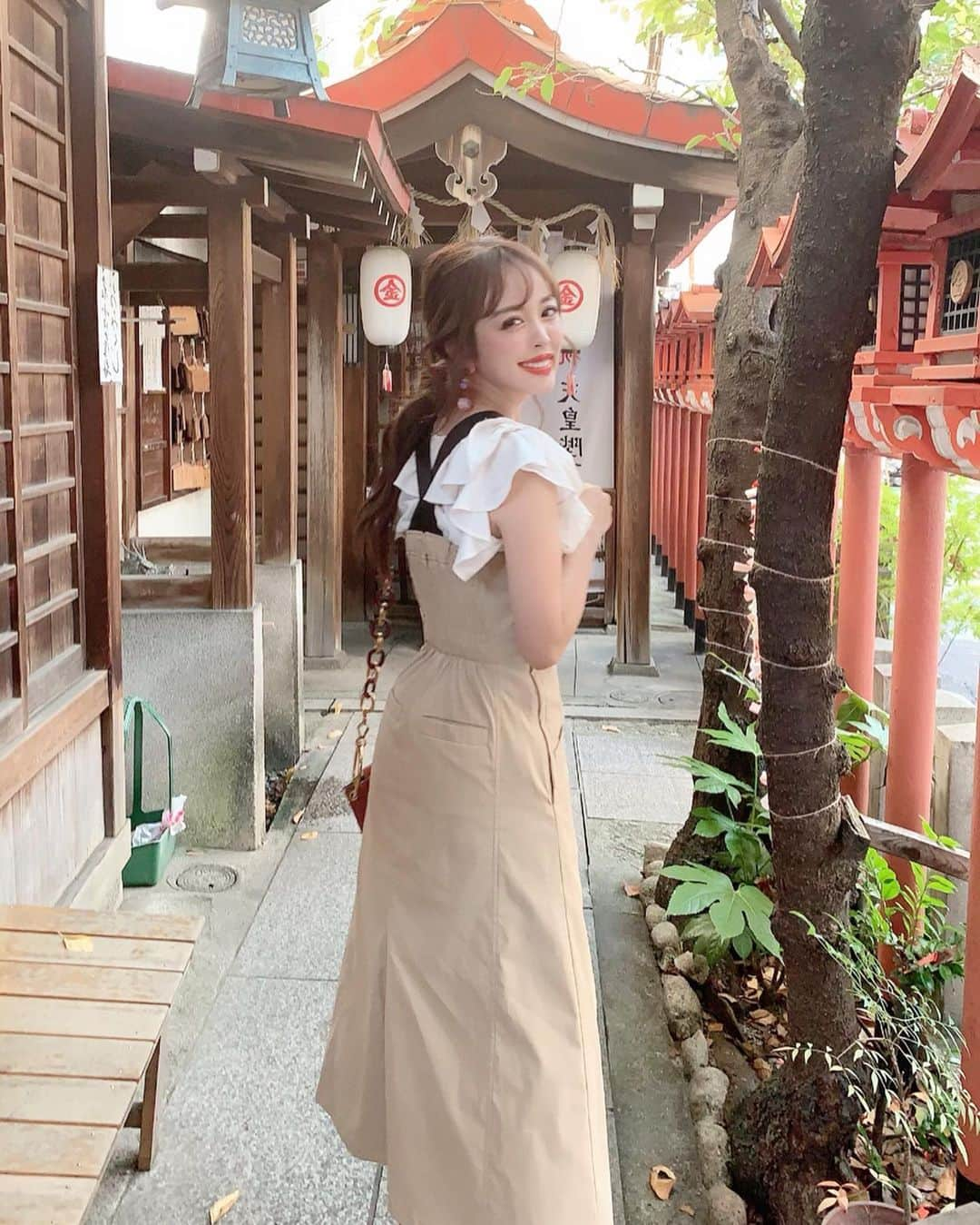 板橋瑠美さんのインスタグラム写真 - (板橋瑠美Instagram)「はんなり名古屋西区ぶらり旅♡﻿ 〜リポートpart 2〜﻿ ﻿ ﻿ 先日魅力をたくさん知ってしまった、﻿ 名古屋市西区♡﻿ ﻿ ﻿ 円頓寺商店街へなつみんとゆいかとぷらっと行った時、﻿ 角になんだか神秘的な神社を発見♡⛩﻿ ﻿ ﻿ 幕末から平成のすべてを見てきた町のお社﻿ 金刀比羅社（ことひらじんじゃ）でした✨﻿ ﻿ 大国主命のご利益は、航海安全、五穀豊穣、学業成就、商売繫盛、家内安全、縁結び、安産、歌舞、音曲などなど、、、﻿ ﻿ なんとここには名古屋弁のおみくじがありました♡﻿ ﻿ 「どえりゃあええ」とか、書いてあって面白かった♡﻿ ﻿ ﻿ ﻿ #ナゴヤおモしろード #名古屋 #NAGOYA #観光 #名古屋観光 #円頓寺商店街 #PR  #円頓寺本町商店街 #四間道 #五条橋」9月23日 18時16分 - rumi_official_0616