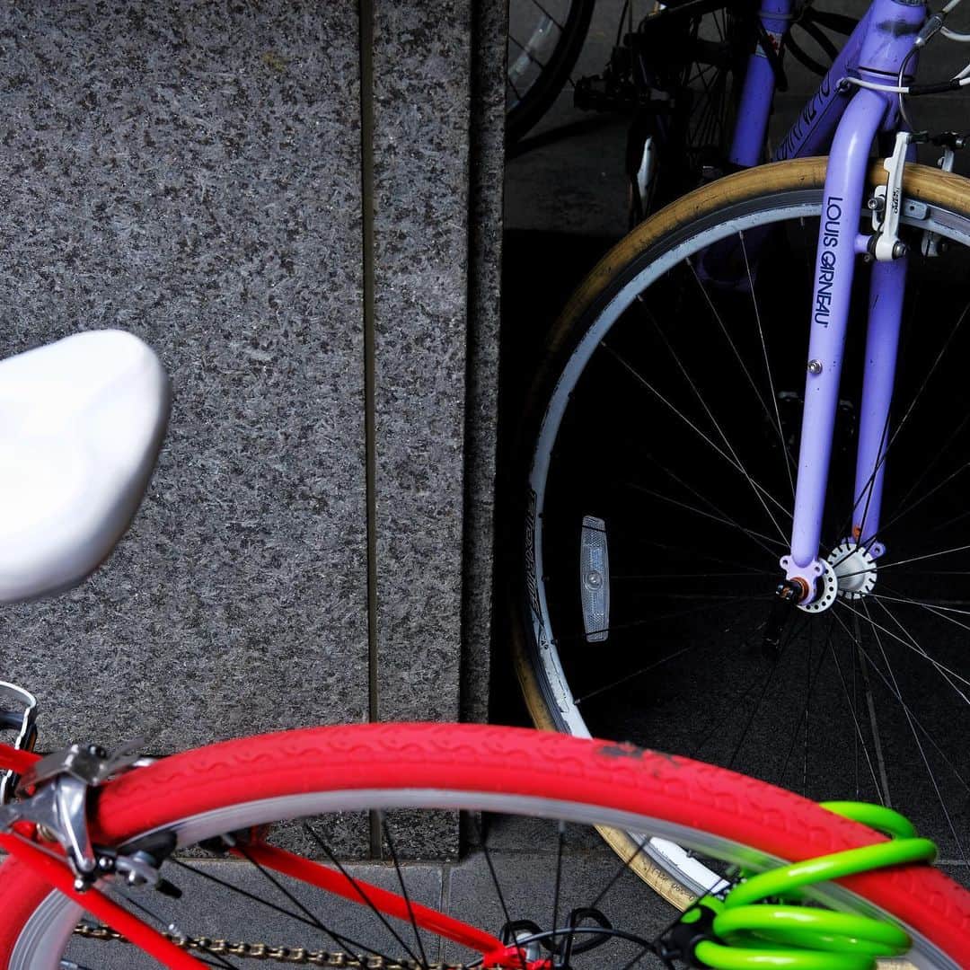 naotakeのインスタグラム：「自転車 - Bicycles / X-T2 + Snapseed, 20190924 . . レポート作成に勤しんだ連休最後の日。 . . #2_fineart #spicollective #rsa_main #tokyocameraclub #東京カメラ部 #infinity_photo_cult #jp_gallery#ig_energy #sceniclocations #team_jp_ #igersjp #igrsjapan #rsa_streetview #royalsnappingartists #rsa_mycity #thislifetoday #infamous_family #explorejapan #japan #igers #jp_views #ig_fotogramers #photooftheday #streetphotography #今日もx日和 #fujifilm」