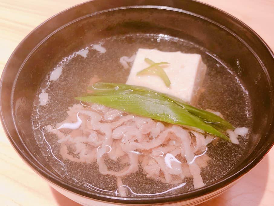 増田愛里菜さんのインスタグラム写真 - (増田愛里菜Instagram)「三連休ついに終わっちゃったね〜🥺😢♡ . 風も冷たくなってきたしついに本格的な秋のはじまりだ〜🍁 . . . ✳︎ 先日、浅草にある【おにくのおすし (@onikuasakusa )】さんで素敵なディナーをいただいてきたよ🍣❤️🍖❤️🥂✨ . . 前回はランチの時間帯に行ったんだけど、ディナーはコース🍽だったからすごくお腹いっぱいで大満足〜🤭💕 . . . 気になる人は🍣おにくのおすし🍣さんのアカウント覗いてみてね〜☺︎ @onikuasakusa  @onikunochirashi . . . ご馳走さまでした🙈💓 . . #food #foodie #foodstagram #instafood #osushi #sushi #lunch #dinner #gourmet #Tokyo #寿司 #お寿司 #お肉 #雲丹 #おにくのおすし #浅草 #東京 #東京グルメ #東京ディナー」9月23日 18時39分 - masuuu_324