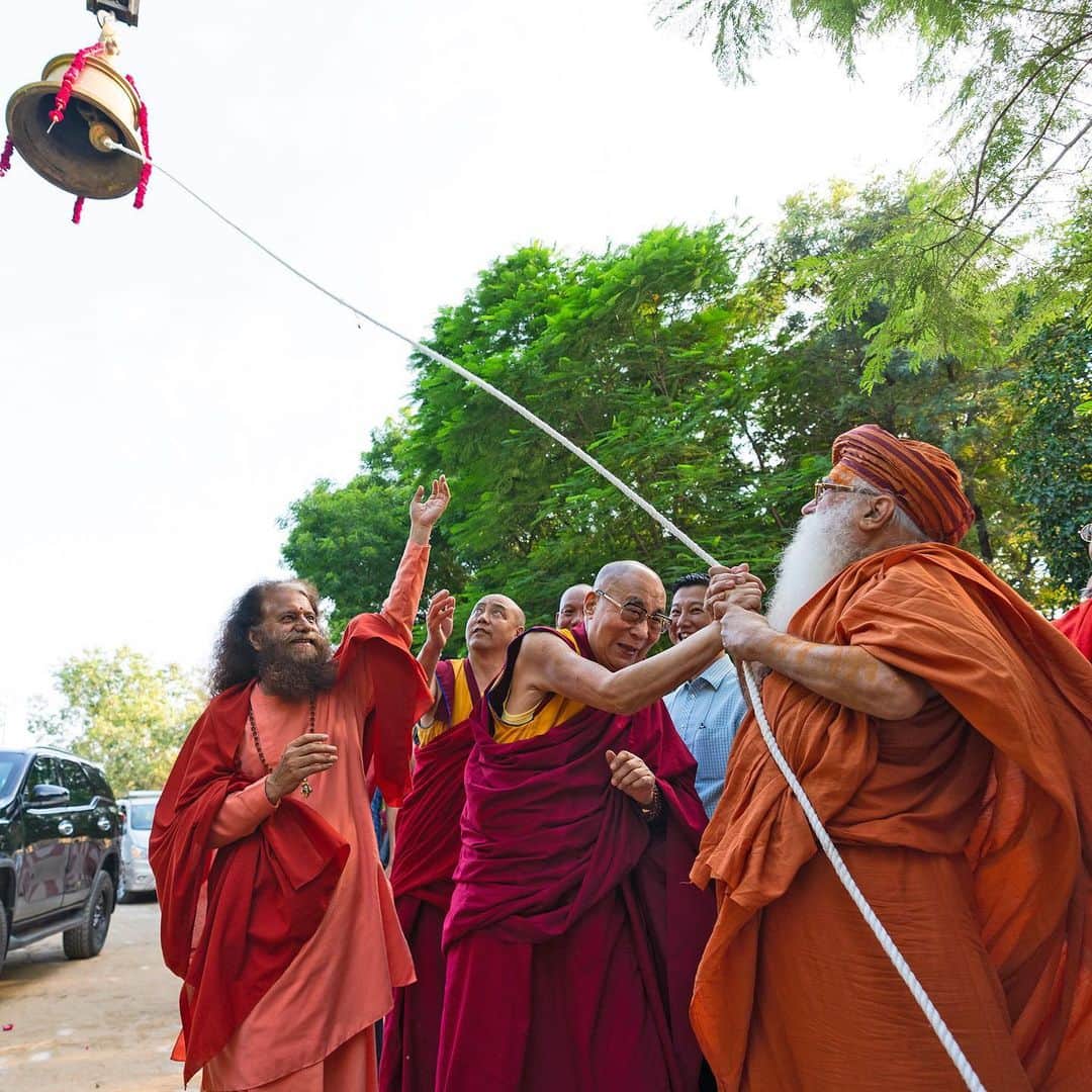 ダライ・ラマ14世さんのインスタグラム写真 - (ダライ・ラマ14世Instagram)「HHDL and Swami Chidanand ringing the new bell installed at the Buddha Park at Sri Udasin Karshni Ashram in Mathura, UP, India on September 23, 2019. Photo by Tenzin Choejor #dalailama」9月23日 18時35分 - dalailama