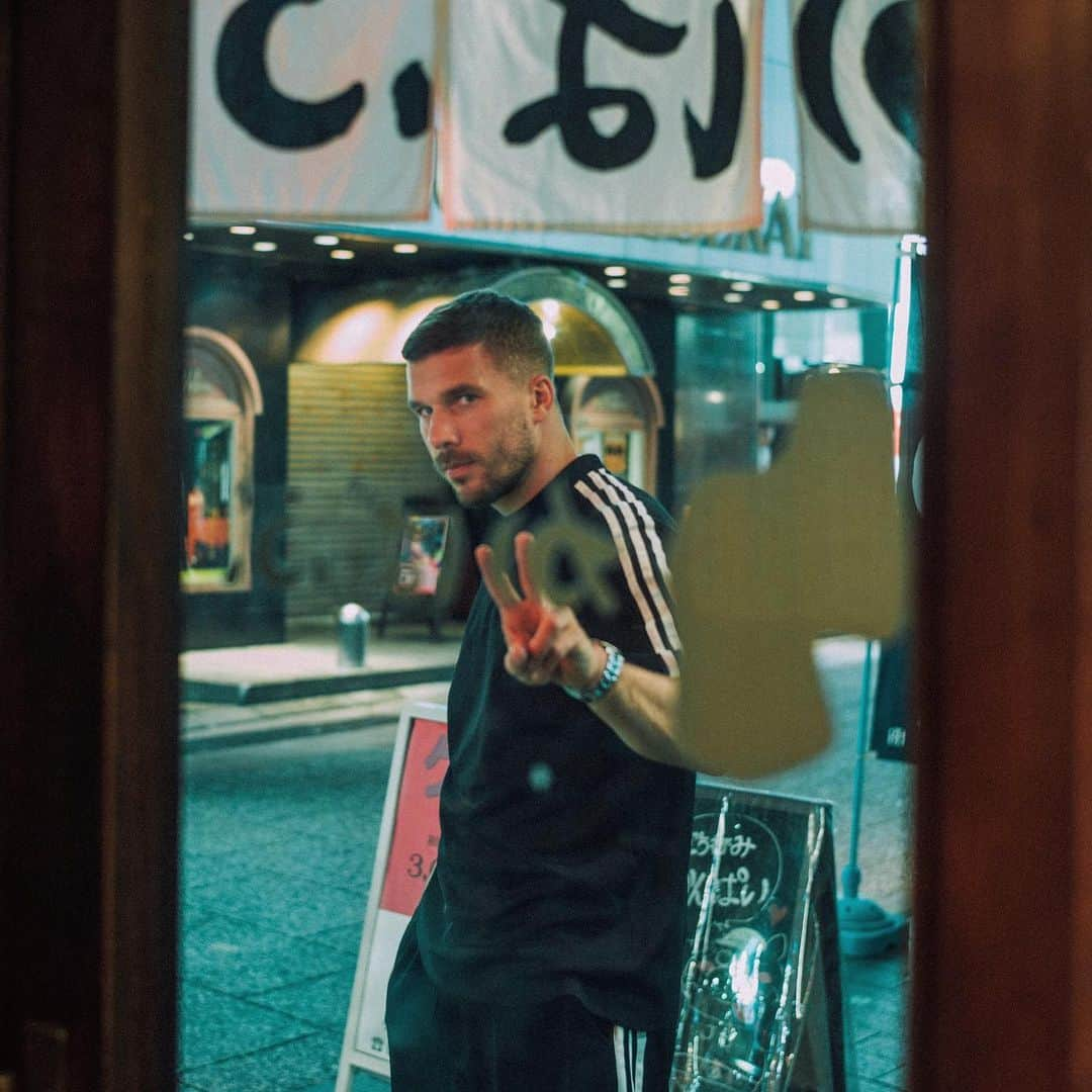 ルーカス・ポドルスキさんのインスタグラム写真 - (ルーカス・ポドルスキInstagram)「Peace ✌🏼 #poldi #kobe 🇯🇵」9月23日 18時35分 - lukaspodolski