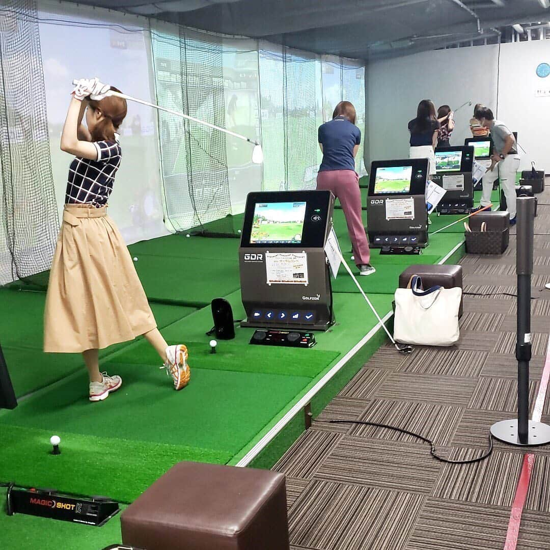 GINGERさんのインスタグラム写真 - (GINGERInstagram)「GINGER GOLF TEAM6期生 第3回練習会⛳️ 課題克服に懸命にボールを打ち続けました🏌️‍♀️ レッスン後は赤坂チーム・御徒町チームそれぞれ女子会も開催🍽🍷 . #gingergolfteam #gingergolfteam6期生 #ルコックゴルフ #アコーディアゴルフ #12月コースデビュー #ゴルフ女子 #女子ゴルフ @lecoqgolf_jp」9月23日 18時47分 - ginger_magazine