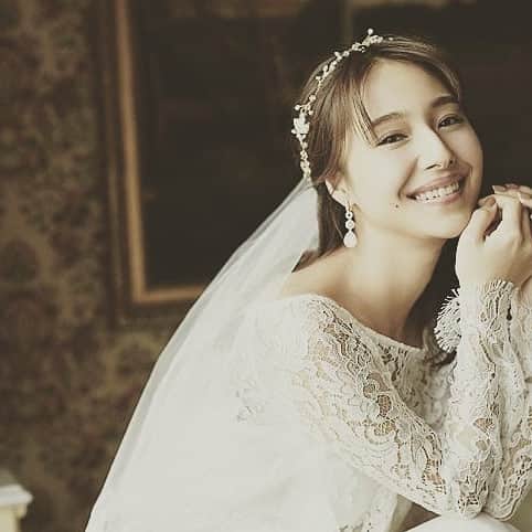 LAVIEEN ROSE Weddingさんのインスタグラム写真 - (LAVIEEN ROSE WeddingInstagram)「オーセンティックな雰囲気で 愛らしさただよう上品スタイル。  フランス製リバーレースが  とっても美しい  ショルダードレス ♡  控えめで美しい 肩をレースで包まれたようなデザインか 魅力🕊️ #ラビアンローゼ#weddingdress #colordress #weddinghair  #ウェディングドレス#ウエディングドレス #チュールドレス#ビスチェドレス #ウェディング小物#ハワイウェディング #ブライダルヘア#名古屋花嫁#関東花嫁 #プレ花嫁 #結婚準備 #ドレス試着 #ドレス選び #小物合わせ #チャペル挙式 #ホテルウェディング #ホテル婚 #2019秋婚 #2020春婚 #2020夏婚 #2020秋婚 #軽井沢挙式#レースドレス #ロイヤルウェディング #ショルダードレス」9月23日 18時48分 - lavieenrosewedding