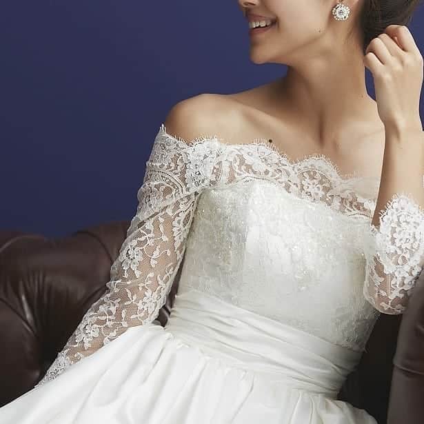LAVIEEN ROSE Weddingさんのインスタグラム写真 - (LAVIEEN ROSE WeddingInstagram)「オーセンティックな雰囲気で 愛らしさただよう上品スタイル。  フランス製リバーレースが  とっても美しい  ショルダードレス ♡  控えめで美しい 肩をレースで包まれたようなデザインか 魅力🕊️ #ラビアンローゼ#weddingdress #colordress #weddinghair  #ウェディングドレス#ウエディングドレス #チュールドレス#ビスチェドレス #ウェディング小物#ハワイウェディング #ブライダルヘア#名古屋花嫁#関東花嫁 #プレ花嫁 #結婚準備 #ドレス試着 #ドレス選び #小物合わせ #チャペル挙式 #ホテルウェディング #ホテル婚 #2019秋婚 #2020春婚 #2020夏婚 #2020秋婚 #軽井沢挙式#レースドレス #ロイヤルウェディング #ショルダードレス」9月23日 18時48分 - lavieenrosewedding