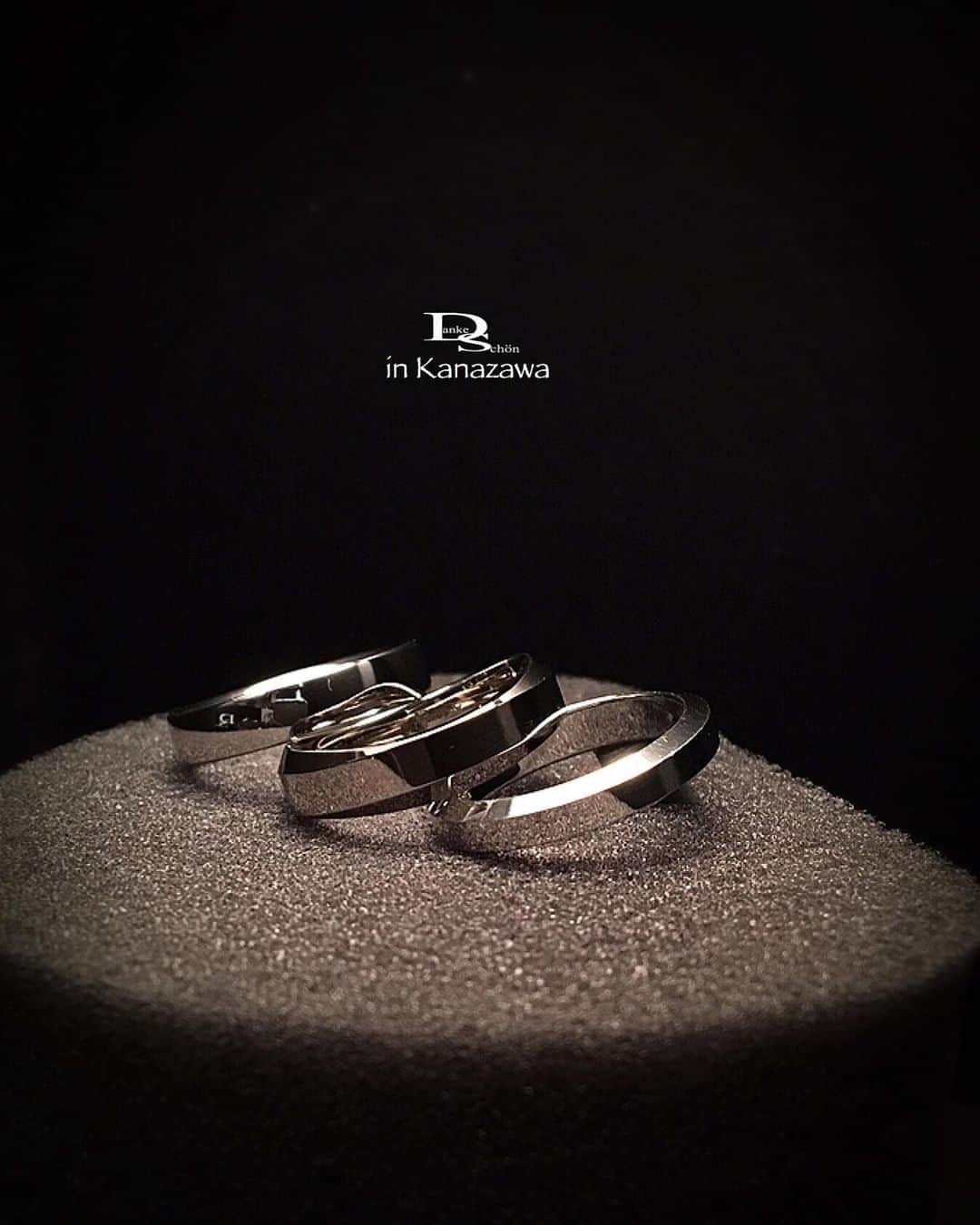 Danke schön ダンケ 金沢 結婚指輪 鍛造さんのインスタグラム写真 - (Danke schön ダンケ 金沢 結婚指輪 鍛造Instagram)「・ ・ ・ 何かに 取り憑かれたかのように ・ ・ 最近 鏡面加工の連続📷投稿 ・ ・ 🇩🇪クリスチャンバウアーの 鏡面加工の指輪３本を 一気に撮影しようとすると ・ ・ もはや😆 ・ ・ どれに!  どれが!  どう⁉︎ 映り込んできているか ・ ・ 撮影してる本人にも 分からない状態(苦笑) ・ ・ それ以上に 姿消すので必死💦の撮影😆 ・ ・ 今日は鏡面加工の お話ではなくて ・ ・ 3本の指輪 全て形状は違います🙌🏻 ・ ・ それをお伝えしたくて この指輪達を撮影したのですが 伝わってますか？🤔 ・ ・ 詳しくはお店で見て 頂ければ直ぐに ハテナの方は解消出来ますよ🙌🏻 ・ ・ ・ ・ ・ 鍛造削り出し 🇩🇪クリスチャンバウアー 専門店 『  Danke schön 』 ・ ・ ㍉単位違いで御提案出来るのも クリスチャンバウアーに特化した 専門店の良さと圧倒的な情報力を フル活用ください。 ・ ・ ※ 電話・メールなどでの価格などの 詳細についてのお問い合わせはご遠慮ください🙇🏻‍♂️ ・ ・ 《 NGの理由 》 実際にバウアーの指輪に触れ 作りを知り「つけ心地」を感じた上で 御判断頂きたい思いがあるからです🙇🏻‍♂️ ・ ・ ・ ——Danke————————————— ▪︎トップページ 🔜 @danke2005 ———————————schön———— ・ ・ #クリスチャンバウアー #ドイツ製 #christianbauer #ダンケ #金沢結婚指輪 #結婚指輪 #婚約指輪 #鍛造指輪 #2020春婚  #2019冬婚 #プロポーズリング#経年変化 #ブライダルリング  #福井結婚指輪 #ポルシェ #メルセデスベンツ #マリッジリング #ブライダル #切削 #ブライダルフェア#結婚記念日 #クリスチャンバウアー金沢 #ポリッシュ  #結婚指輪金沢  #結婚指輪選び #結婚準備  #富山結婚指輪 #鍛造リング #再婚  #メンズリング」9月23日 18時42分 - danke2005