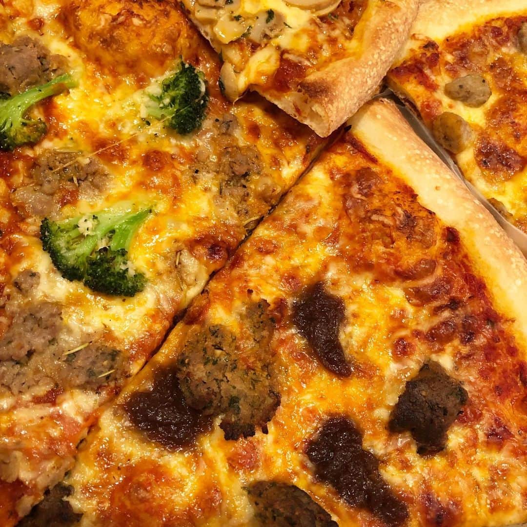 小川ひとみさんのインスタグラム写真 - (小川ひとみInstagram)「#PIZZASLICE 食べたくなる🍕 たまにはね🥴💓 これは金曜日の夜の🌉 ピザが大きくてお皿から はみ出した🤤🔥 まゆこがくれたお皿🍽💕 #pizzaslice #love #tokyolife」9月23日 18時42分 - hitomy220
