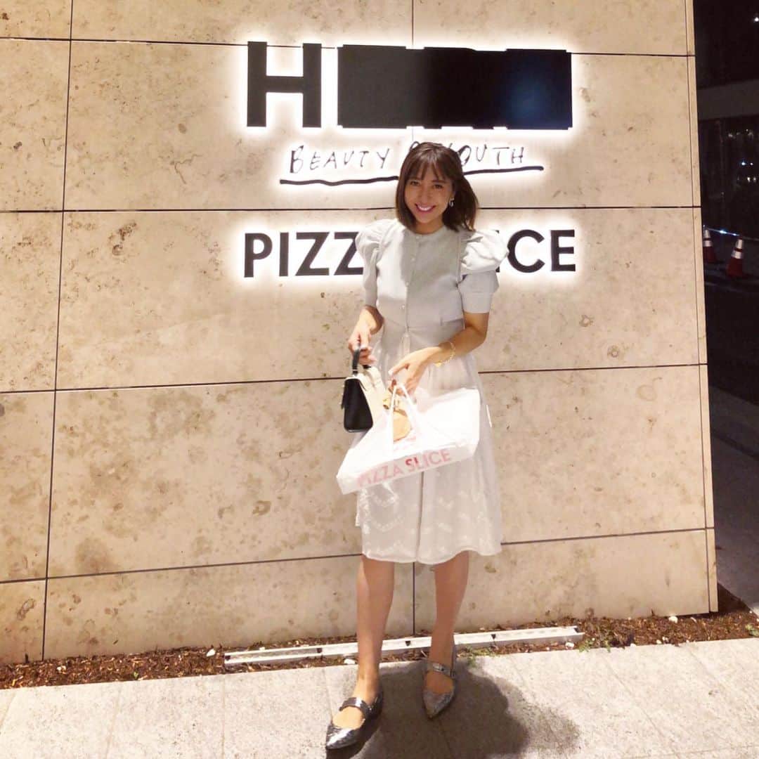 小川ひとみさんのインスタグラム写真 - (小川ひとみInstagram)「#PIZZASLICE 食べたくなる🍕 たまにはね🥴💓 これは金曜日の夜の🌉 ピザが大きくてお皿から はみ出した🤤🔥 まゆこがくれたお皿🍽💕 #pizzaslice #love #tokyolife」9月23日 18時42分 - hitomy220