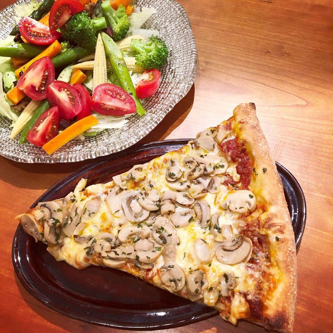 小川ひとみさんのインスタグラム写真 - (小川ひとみInstagram)「#PIZZASLICE 食べたくなる🍕 たまにはね🥴💓 これは金曜日の夜の🌉 ピザが大きくてお皿から はみ出した🤤🔥 まゆこがくれたお皿🍽💕 #pizzaslice #love #tokyolife」9月23日 18時42分 - hitomy220