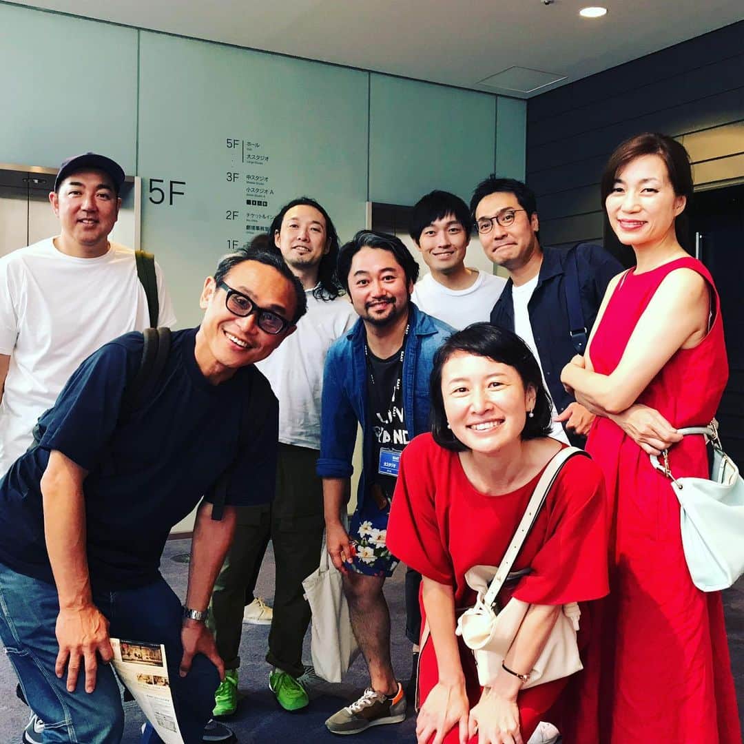 のインスタグラム：「劇団ペニノ「笑顔の砦」観劇@KAAT (中央タニノ氏) いやー、渋かった。 しみじみ。。 悲しは原因があるけど、淋しさって特定の何かではない、むしろ隣の笑顔や絆や能天気に触れて無自覚にいつしか淋しが支配していくこともある。 そして、笑い。。 最後の縁側の二人が特に秀逸>_< https://artsticker.app/works/10595」