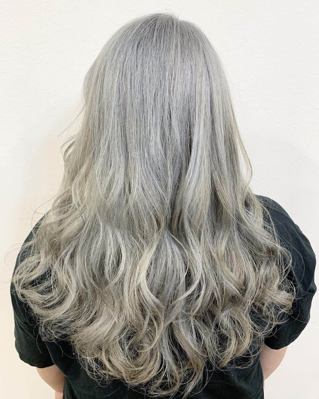 salon PRATiNO(サロンプラチノ)のインスタグラム：「. ✨ミルキーカラー✨. . 黄ばみのない明るめの白っぽいお色味をご希望で ブリーチを2回とカラーで色を入れました🥰 シルバーベースの色味を入れ、黄ばみを抑え 元々ハイライトが入っていた部分は表面が スジっぽくなり透明感ある綺麗な仕上がりになりました✨✨ ハイトーンなので色落ちは早いですが 抜けてく感じも楽しめると思います🌟🌟 . . 【CLAVIS PRATINO】 ◇月曜日～土曜日 11:00～20:00 ◇日曜日 11:00～18:00 ※時間外はお問い合わせください。 愛知県名古屋市中区錦3-4-19石垣ビル７Ｆ ☎︎052-962-7017 . #hairstyle #hair #cornrow #braids #clavispratino #spiralperm #pratino #hairsalon #nagoya #haircolor #love #派手髪 #外国人風カラー #バレイヤージュ #グラデーション #コーンロウ #ブレイズ #スパイラルパーマ #特殊ヘア #ブラックヘア #美容室 #ヘアサロン #ヘアスタイル #ヘアカラー #クラビスプラチノ #名古屋 #栄 #錦」