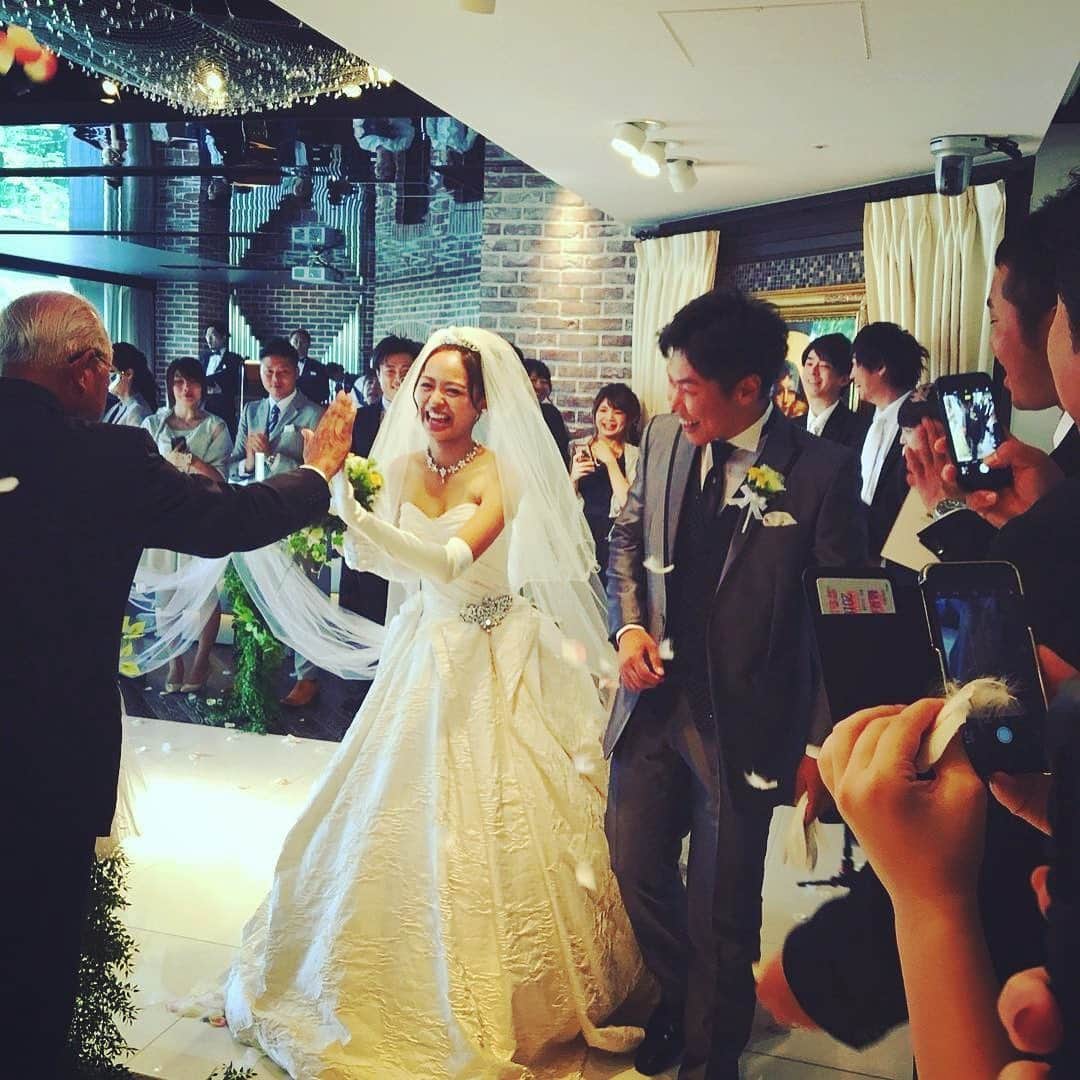 ホテルモントレ横浜のインスタグラム：「♥ ￣￣￣￣￣￣￣￣￣￣ @hotelmontereyyokohama.bridal をフォローしてね＊*. .『 #ホテルモントレ横浜』の タグをつけて投稿してくださいね＊*. .  窓から光の差し込む心温まる挙式✨ おじいちゃんとハイタッチなんて素敵すぎる🤚 . . ◆ホテルモントレ横浜公式HPはこちら* https://www.monterey-wedding.jp/yokohama/ . #モントレ #モントレ花婿 #プレ花嫁 #卒花 #marry花嫁 #dressy花嫁 #プラコレ #dressy花嫁 #日本中のプレ花嫁さんと繋がりたい #ウエディングニュース #flower #ウェディングドレス #dress #結婚式 #披露宴 #結婚式場 #2019年秋婚 #2019年冬婚 #ホテルモントレ横浜 #モントレ横浜 #yokohama #ドレス迷子 #みなとみらい #ドレス選び #令和婚 #感動#結婚式っていいよね」