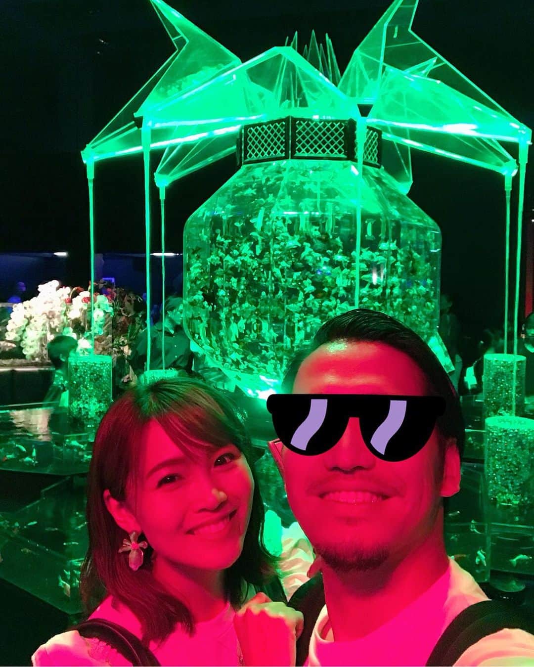 河内麻沙美さんのインスタグラム写真 - (河内麻沙美Instagram)「#aquarium 🐠 ． ． アートアクアリウムに行ってきたよ🤗✨ どこを見てを幻想的で、ほんとにアートだった🥰‼️ LILIもRIKUも目をキラキラさせて見てたよ🤩❣️ ． 兄夫婦と行ったんだけど、子供たちをよく面倒見てくれるから、アクアリウムの中では久しぶりに一瞬だけデートをしているような気持ちになった☺️💕 ． 今日で終わっちゃうみたいだね💦 ここでネックレスを無くしてしまうショックな出来事もあったけど… 気持ちを切り替えて、パパにおねだりしよっ❤️w ． #アートアクアリウム#アクアリウム#アート#金魚#幻想的#素敵#デート#夫婦#子連れ#子連れお出かけ#夫婦の時間#リンクコーデ#親子リンクコーデ#キッズファッション#キッズコーデ」9月23日 18時49分 - masamikouchi