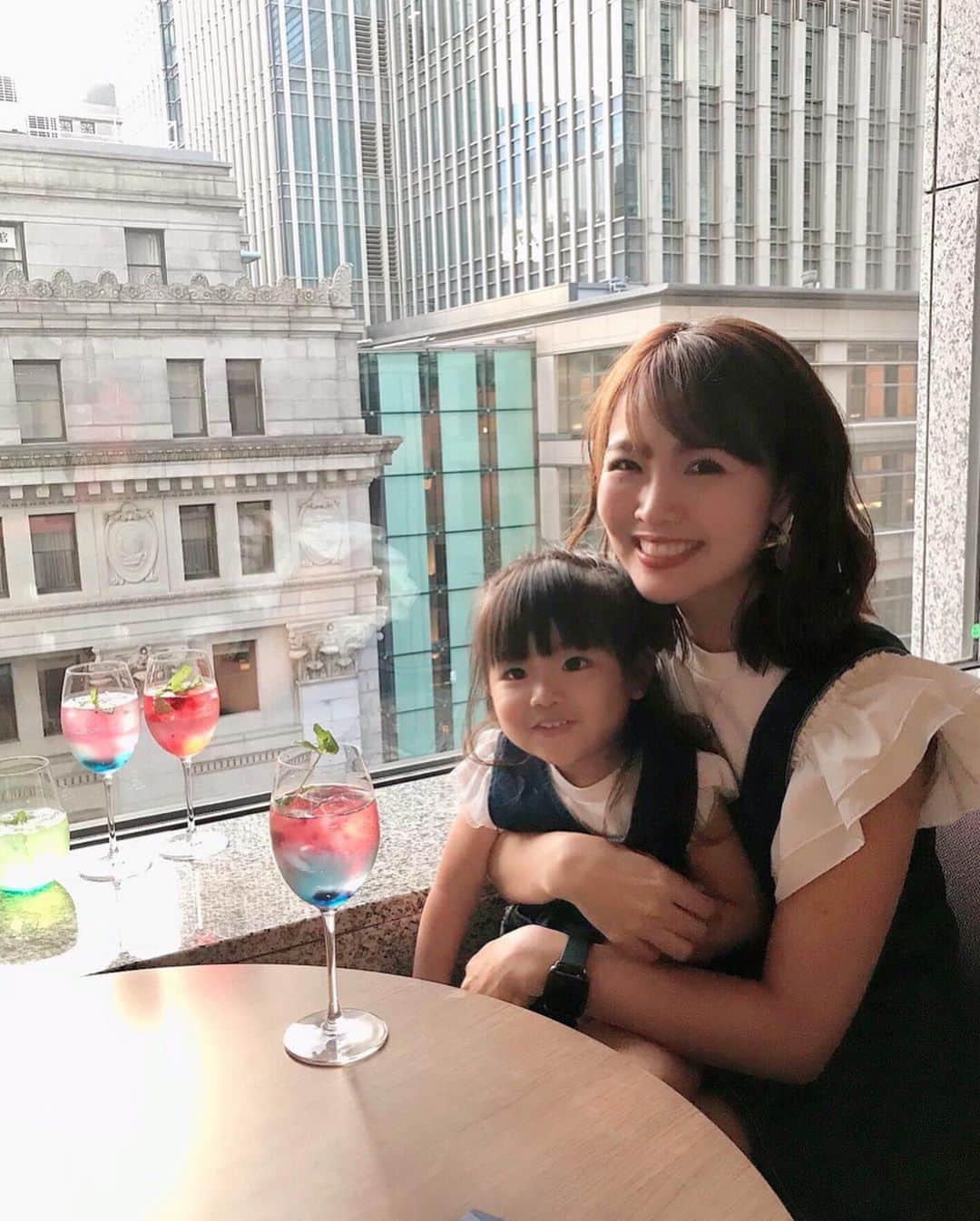 河内麻沙美さんのインスタグラム写真 - (河内麻沙美Instagram)「#aquarium 🐠 ． ． アートアクアリウムに行ってきたよ🤗✨ どこを見てを幻想的で、ほんとにアートだった🥰‼️ LILIもRIKUも目をキラキラさせて見てたよ🤩❣️ ． 兄夫婦と行ったんだけど、子供たちをよく面倒見てくれるから、アクアリウムの中では久しぶりに一瞬だけデートをしているような気持ちになった☺️💕 ． 今日で終わっちゃうみたいだね💦 ここでネックレスを無くしてしまうショックな出来事もあったけど… 気持ちを切り替えて、パパにおねだりしよっ❤️w ． #アートアクアリウム#アクアリウム#アート#金魚#幻想的#素敵#デート#夫婦#子連れ#子連れお出かけ#夫婦の時間#リンクコーデ#親子リンクコーデ#キッズファッション#キッズコーデ」9月23日 18時49分 - masamikouchi