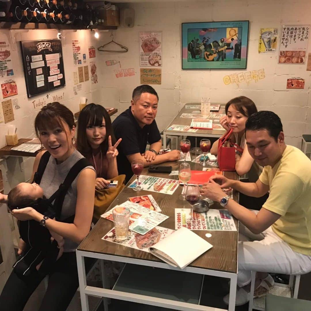 祐澄しゅんさんのインスタグラム写真 - (祐澄しゅんInstagram)「ちょっと前の思い出〜 アップ忘れてたので😊😆😁 10年来の大切な友達〜 みんなそれぞれパートナー出来たりしてるけどいい意味で変わらない関係。楽しい時間ありがとう〜✨ #友達 #宝塚のバー #長いつきあいだね #みんな年バラバラ #そして年取ったなーと 笑 #なかなか集まれないけど #いつまでもいい仲間 #元花 #輝良まさと #祐澄しゅん」9月23日 18時49分 - satchy725