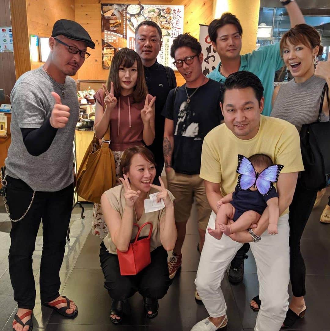 祐澄しゅんのインスタグラム：「ちょっと前の思い出〜 アップ忘れてたので😊😆😁 10年来の大切な友達〜 みんなそれぞれパートナー出来たりしてるけどいい意味で変わらない関係。楽しい時間ありがとう〜✨ #友達 #宝塚のバー #長いつきあいだね #みんな年バラバラ #そして年取ったなーと 笑 #なかなか集まれないけど #いつまでもいい仲間 #元花 #輝良まさと #祐澄しゅん」
