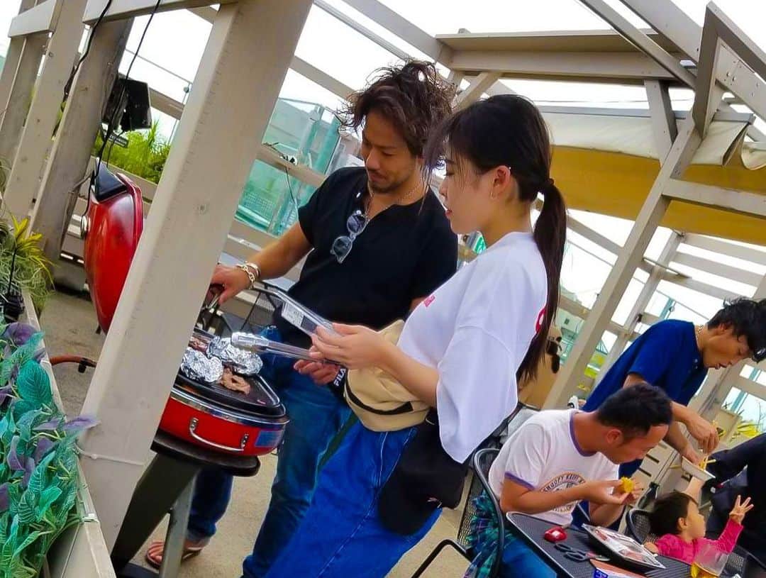浅野宏明さんのインスタグラム写真 - (浅野宏明Instagram)「年2回は地元メンツとBBQしたり新年会したりと集まってるけど なかなか時間合わなくなってくるね☝️😓 にしても今日の強風でBBQはやらない方が良いw🥶💦 皿とかタレとか肉とかトウモロコシが飛んでくるからね。  でも楽しかった✨  さて、またセミナー続きになるから 年末まで忙しくなるぞー🔥💪🤪 リフレッシュしたし頑張ろ💪😘 また年明け👋🤪 #地元#瀬谷#神奈川#横浜#瀬谷西高校#BBQ#何故だか茅ヶ崎#また集まろう」9月23日 18時53分 - hiro_vaice