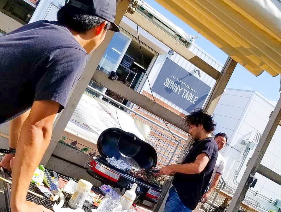 浅野宏明さんのインスタグラム写真 - (浅野宏明Instagram)「年2回は地元メンツとBBQしたり新年会したりと集まってるけど なかなか時間合わなくなってくるね☝️😓 にしても今日の強風でBBQはやらない方が良いw🥶💦 皿とかタレとか肉とかトウモロコシが飛んでくるからね。  でも楽しかった✨  さて、またセミナー続きになるから 年末まで忙しくなるぞー🔥💪🤪 リフレッシュしたし頑張ろ💪😘 また年明け👋🤪 #地元#瀬谷#神奈川#横浜#瀬谷西高校#BBQ#何故だか茅ヶ崎#また集まろう」9月23日 18時53分 - hiro_vaice