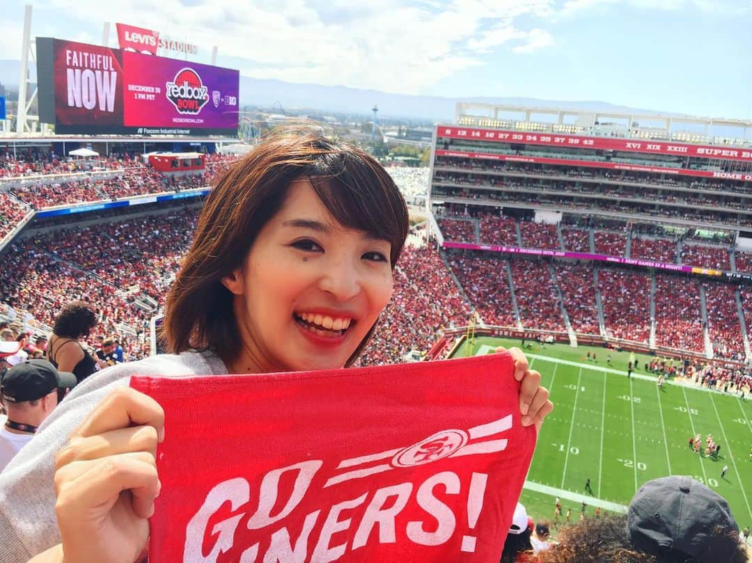 新田朝子さんのインスタグラム写真 - (新田朝子Instagram)「レギュラーシーズンが始まったばかりのNFL✨49ersを応援してきました。 . 満員になれば、約７万人もの人が入るリーバイススタジアム中が、これまで聞いたことのないような歓声に包まれていて、とにかく圧倒されっぱなし。 . 試合は第４クウォーター残り２〜３分のところで、見事タッチダウンを決め、逆転勝利！！最後まで目が離せないいいゲームでした☺️💕 . #nfl #49ers @49ers #winner #cheerleader #sanfrancisco #santaclara #levisstadium #superbowl #sportslover #football #footballlovers 🏈 #🇺🇸」9月23日 10時06分 - asako.nitta