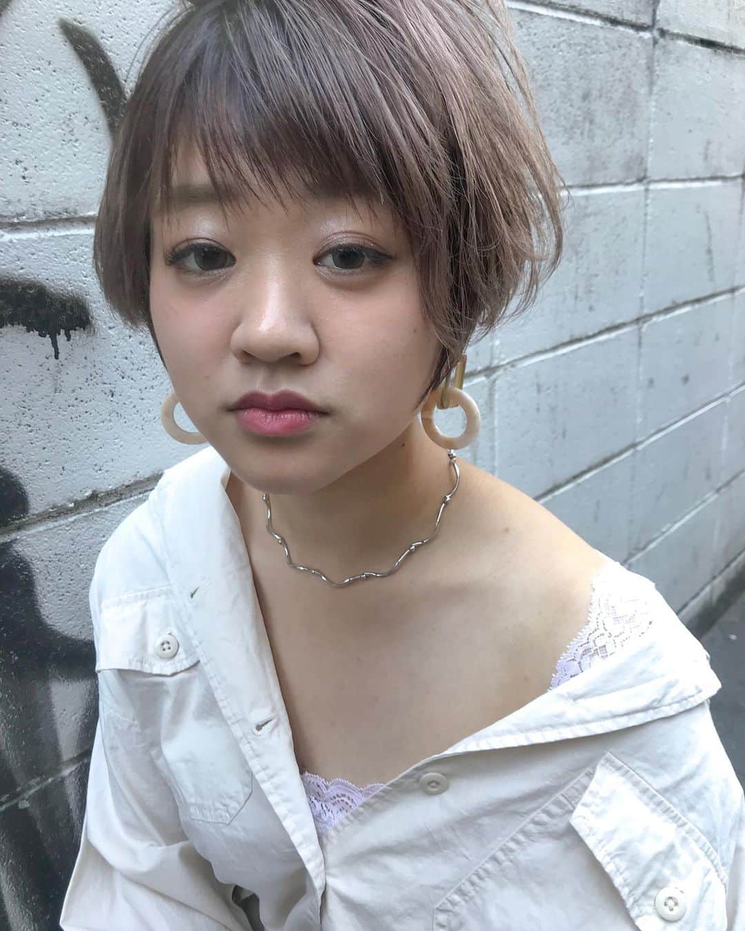 大石亜里紗のインスタグラム：「大人可愛いショートヘア☺︎💕 . . ショートヘア×ヘアカラー×お客様 一人ひとりに似合ったスタイルを 提案させていただきます🧸💗 . 【 予約方法 】 Tel 0467-84-1773 トップURLよりWEB予約可能 ・ 【 DM📩 】 DMでのご予約のお客様はご希望のメニュー ご希望日を添えてよろしくお願いします！ . 【 CREA茅ヶ崎 】 🌱茅ヶ崎駅南口徒歩30秒 . . #ショートボブヘア #ハンサムショートカット #ショートカットヘア #ショートヘアアレンジ #ショートヘアカタログ」