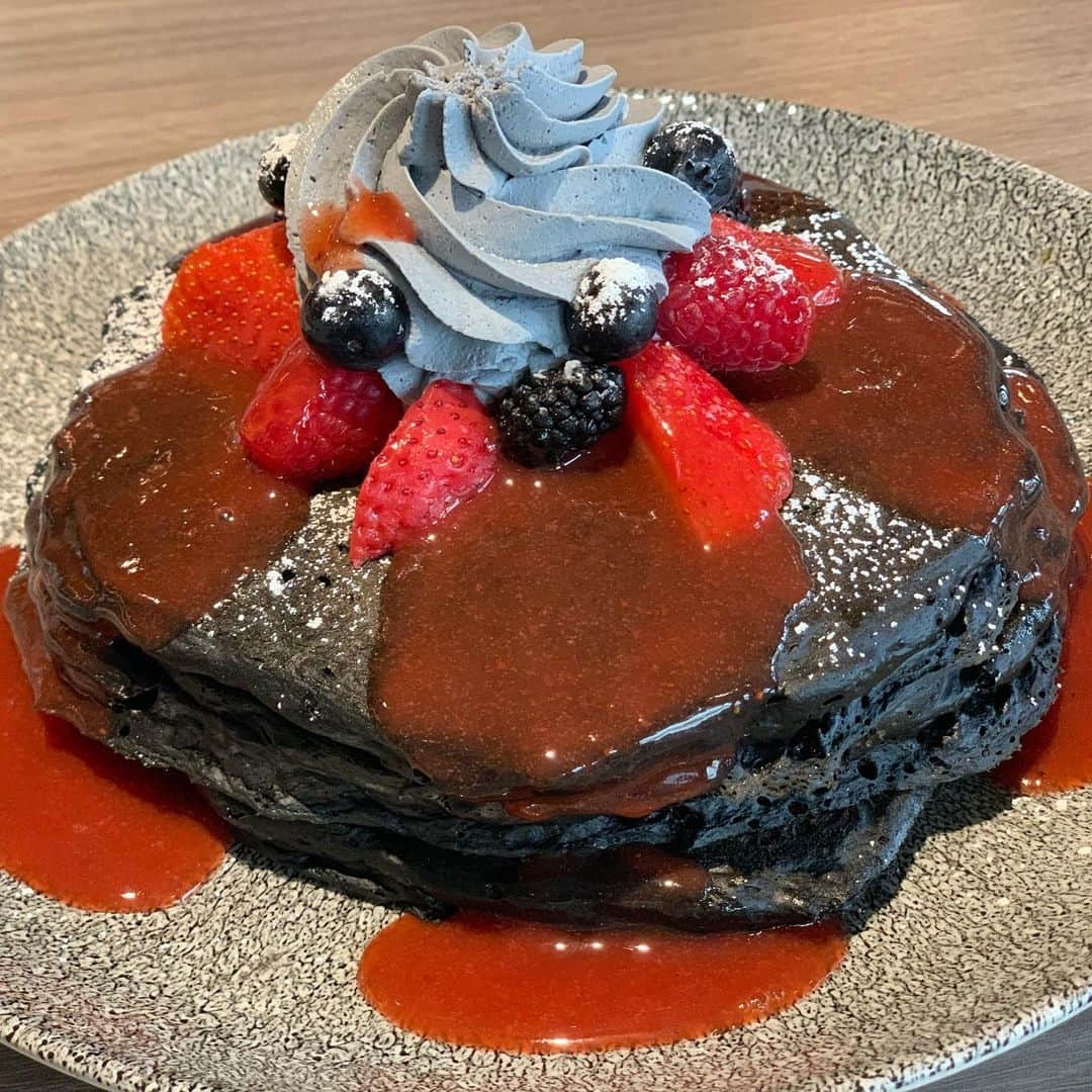 薬丸裕英のインスタグラム：「ブラックパンケーキ！  #hawaii  #ブラックパンケーキ #黒いパンケーキ #甘さ控えめでおいしい #BASALT」