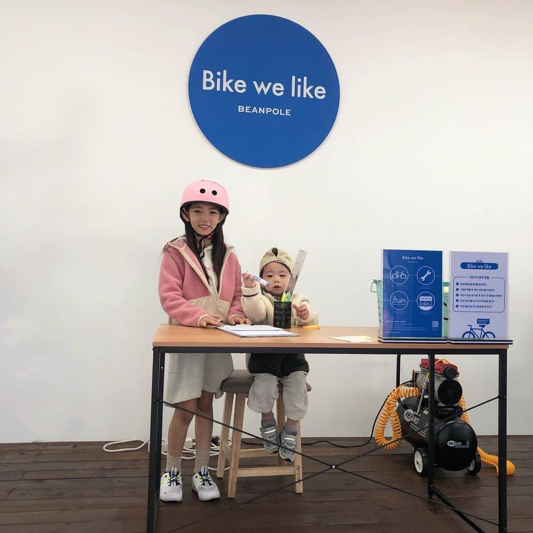 ウンチェさんのインスタグラム写真 - (ウンチェInstagram)「Bike we like 🚲 안녕하세요~ 자전거 대여소입니다 ! . . . #빈폴#빈폴키즈#bikewelike #충주#탄금호#보아플리스점퍼 #귀염뽀짝#남매#남매스타그램」9月23日 10時22分 - __leehye