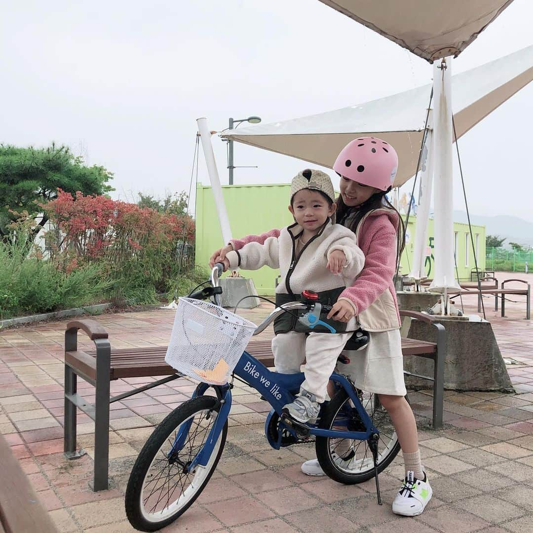 ウンチェさんのインスタグラム写真 - (ウンチェInstagram)「Bike we like 🚲 안녕하세요~ 자전거 대여소입니다 ! . . . #빈폴#빈폴키즈#bikewelike #충주#탄금호#보아플리스점퍼 #귀염뽀짝#남매#남매스타그램」9月23日 10時22分 - __leehye