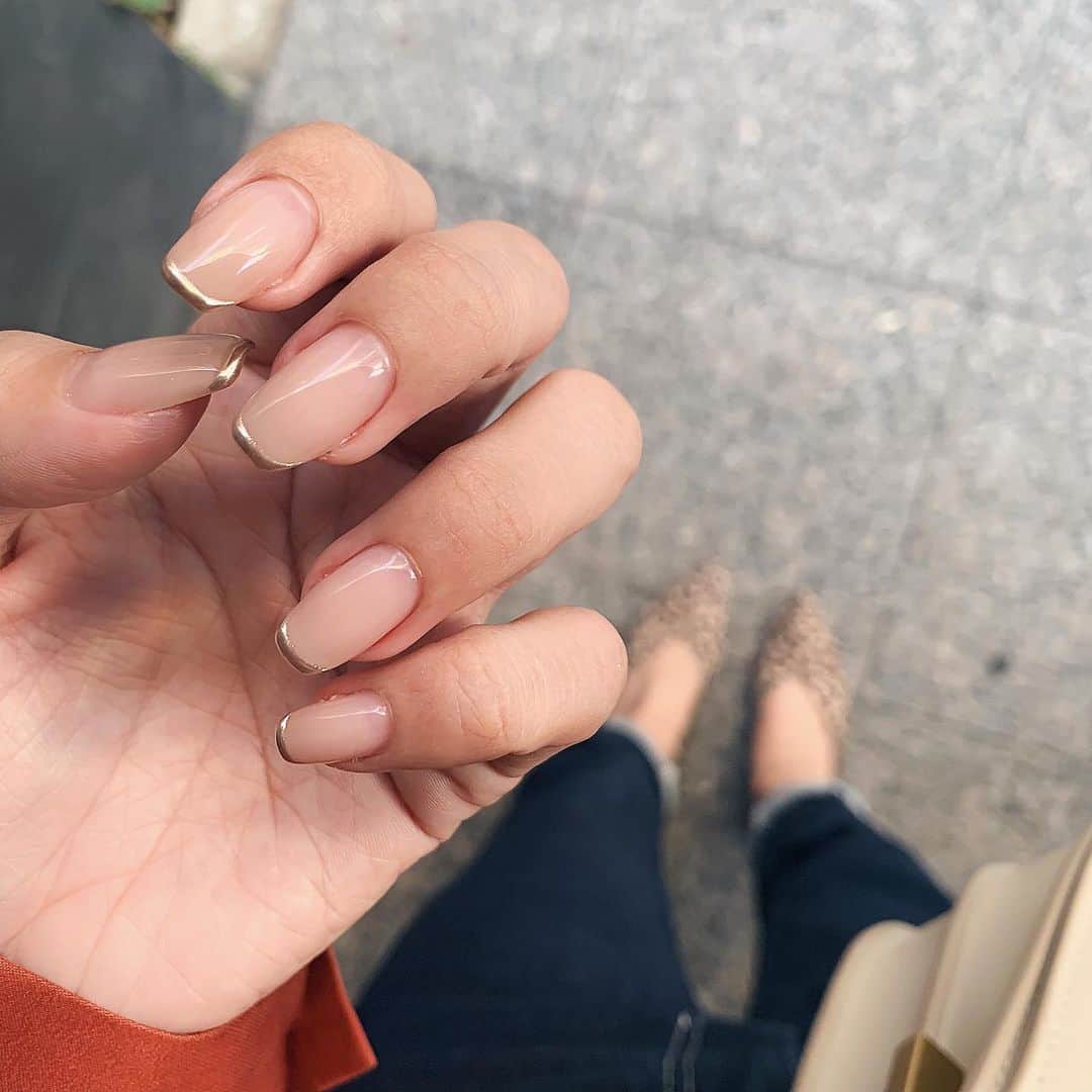 のインスタグラム：「NAIL♡ ＊ 今回はナチュラルなバレリーナに シンプルミラー♥︎◟⌣̈⃝◞♥︎ ＊ 安定のデザインやけど 毎回絶妙に違うカラーがドツボ♥️ ＊ ＊ ＊ #ネイル #シンプルネイル #ミラーネイル #ミラーフレンチ #ベージュネイル #バレリーナネイル #ネイルデザイン #nail #like #instagood」
