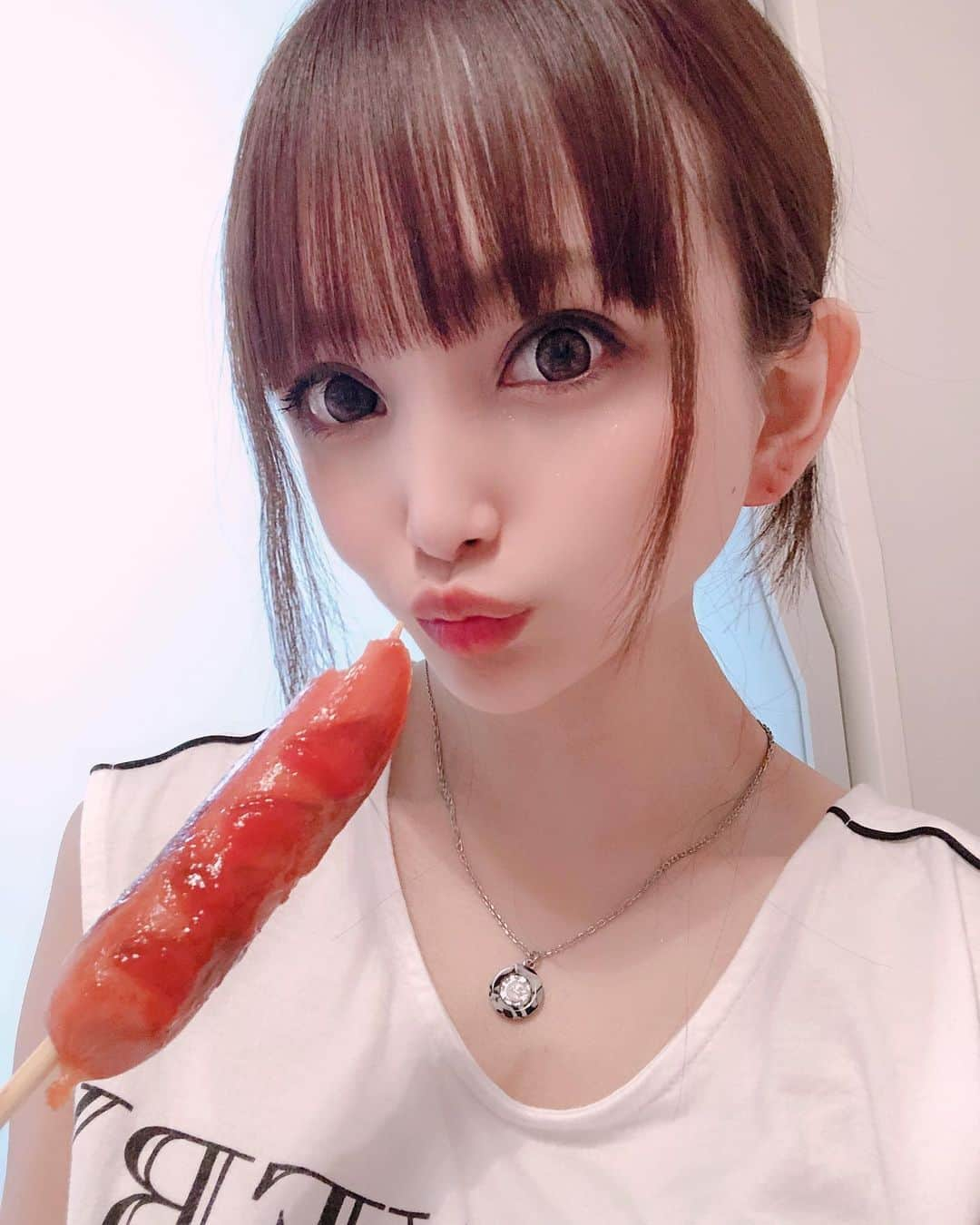 宇佐美あいりさんのインスタグラム写真 - (宇佐美あいりInstagram)「#おはよう さぎ🐰💓屋台でたくさんお土産にフランクフルトと焼きそばと牛串焼きもらったのだ😋✨帰ってきて全部食べた🐷グラビアDVD風に撮ろうと思ったけど普通にパクパク必死で食べちゃった😛るん♫w #グラドル自画撮り部#グラビアdvd#イメージ#できない#必死#食べてる#おいしい#パクパク#ケチャップ#溢れる#舐めてる#ペロ#食べ方#sexy#エロカワ#エロ#お土産#屋台#フランクフルト#焼きそば#牛串焼き#japanesegirl#instadaily#instalike#igers #selfie#instagood#pleaselike#followme」9月23日 10時39分 - airi.usami_official