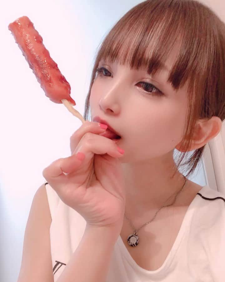 のインスタグラム：「#おはよう さぎ🐰💓屋台でたくさんお土産にフランクフルトと焼きそばと牛串焼きもらったのだ😋✨帰ってきて全部食べた🐷グラビアDVD風に撮ろうと思ったけど普通にパクパク必死で食べちゃった😛るん♫w #グラドル自画撮り部#グラビアdvd#イメージ#できない#必死#食べてる#おいしい#パクパク#ケチャップ#溢れる#舐めてる#ペロ#食べ方#sexy#エロカワ#エロ#お土産#屋台#フランクフルト#焼きそば#牛串焼き#japanesegirl#instadaily#instalike#igers #selfie#instagood#pleaselike#followme」