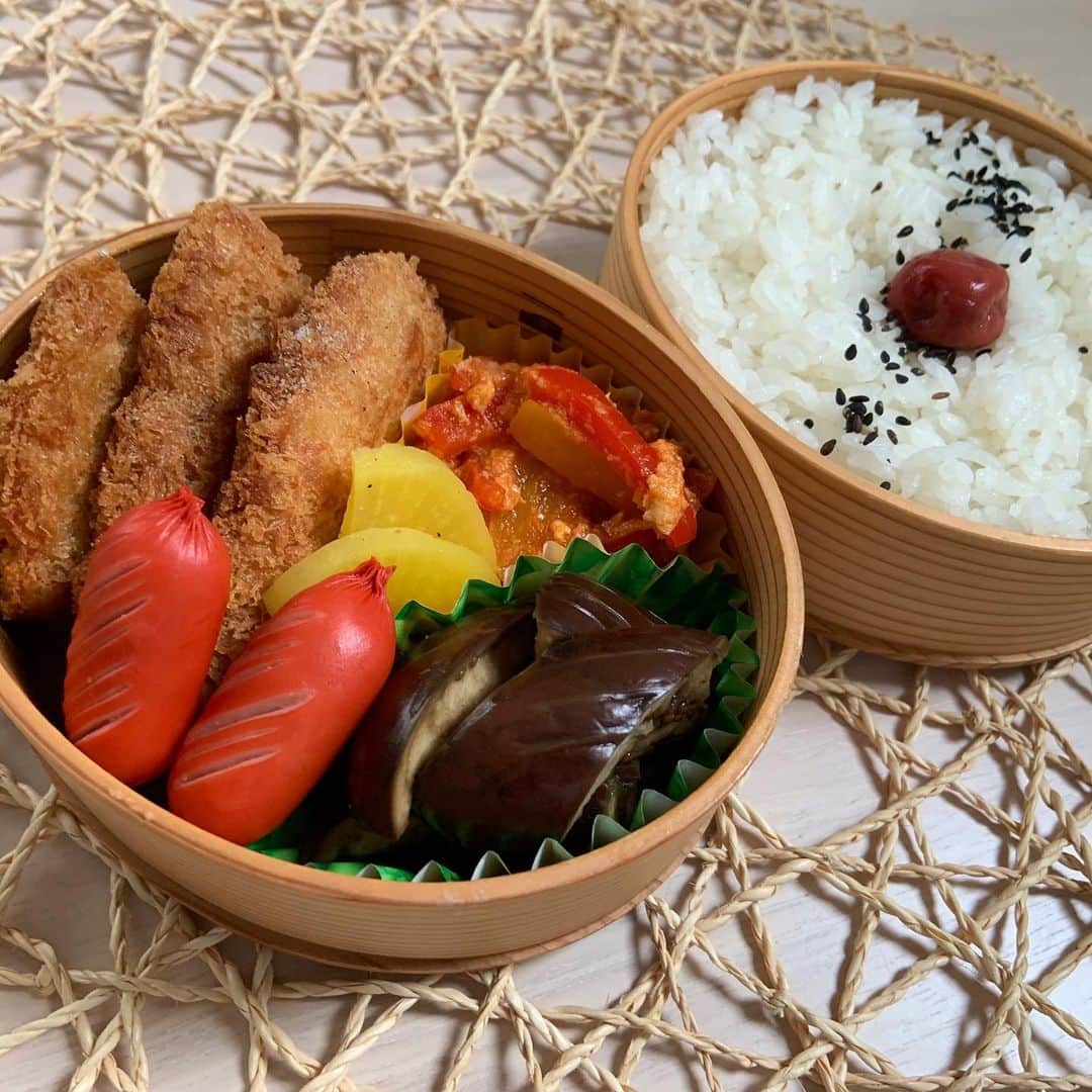 本田しおりのインスタグラム：「#今日のお弁当  #真あじフライ#パプリカのチリ炒め#ナスのお浸し#赤ウインナー#たくあん  #加工なし #お弁当 #本田弁当 #旦那さん弁当 #神ちゃん弁当  #神弁」