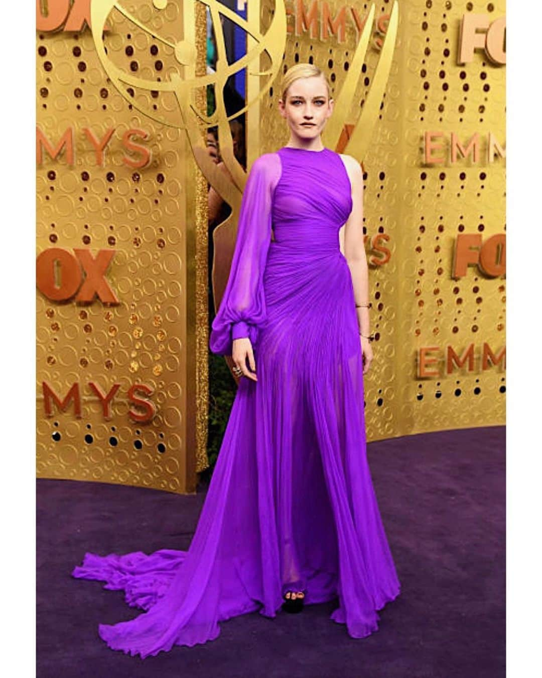 Hung Vanngoさんのインスタグラム写真 - (Hung VanngoInstagram)「Major congrats to #JuliaGarner @juliagarner94 on your win  #BestSuppirtingActress at the #EmmysAwards2019 tonight 💜💜🌟✨⚡️💫⭐️. Styled by @elizabethsaltzman @teamsaltzman @congtriofficial 💅🏻 @michellesaundersjames 💇 @bobbyeliot 💄 @hungvanngo using @chanel.beauty  @welovecoco #welovecoco #workingwithchanel #EmmyAwards Photos: @gettyimages  Here is the full makeup breakdowns:  SKIN PREP: Hydra Beauty Gel Cream Hydration Protection Radiance Hydra Beauty Micro Gel Yeux Intense Smoothing Eye Gel Hydra Beauty Nourishing Lip Care Hydra Beauty Essence Mist  COMPLEXION: Ultra le Teint Velvet in shade “12 Beige Rose" Le Correcteur de Chanel Longwear Concealer in shade “10 Beige” Soleil Tan de Chanel Bronzing Makeup Base Poudre Universelle Libre Natural Finish Loose Powder in shade “20-Clairl-Translucent1”  CHEEKS: Poudre Lumiere Highlight Powder in shade “30 Rosy Gold” Joues Contraste Powder Blush in shade “ 260-Alezane"  BROWS: Defining Longwear Eyebrow Pencil in shade “Blond Tendre”  EYES: Stylo Yeux Waterproof Long Lasting Liner in “Brun Agape” Les 4 Ombres in "Lueurs Ambrees" Inimitable Intense Multi-Dimentionnel Sophistique Mascara in "10 Noir”  LIPS: Le Crayon Levres Precision Lip Definer in “93-Beige Innocent” Rogue Allure Ink Liquid Lip Color in “204-Metallic Bronze"」9月23日 10時40分 - hungvanngo