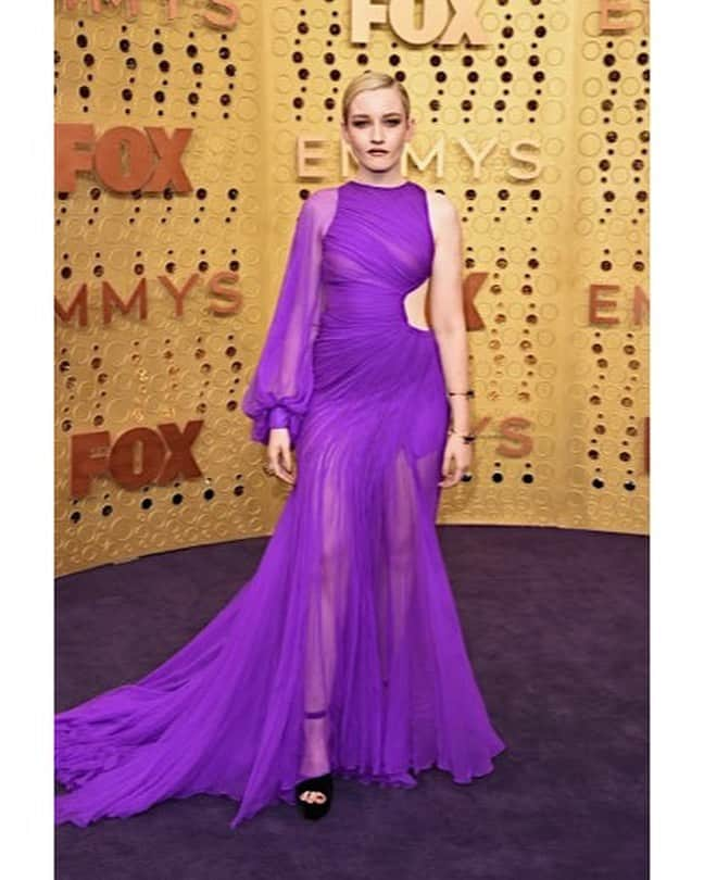 Hung Vanngoさんのインスタグラム写真 - (Hung VanngoInstagram)「Major congrats to #JuliaGarner @juliagarner94 on your win  #BestSuppirtingActress at the #EmmysAwards2019 tonight 💜💜🌟✨⚡️💫⭐️. Styled by @elizabethsaltzman @teamsaltzman @congtriofficial 💅🏻 @michellesaundersjames 💇 @bobbyeliot 💄 @hungvanngo using @chanel.beauty  @welovecoco #welovecoco #workingwithchanel #EmmyAwards Photos: @gettyimages  Here is the full makeup breakdowns:  SKIN PREP: Hydra Beauty Gel Cream Hydration Protection Radiance Hydra Beauty Micro Gel Yeux Intense Smoothing Eye Gel Hydra Beauty Nourishing Lip Care Hydra Beauty Essence Mist  COMPLEXION: Ultra le Teint Velvet in shade “12 Beige Rose" Le Correcteur de Chanel Longwear Concealer in shade “10 Beige” Soleil Tan de Chanel Bronzing Makeup Base Poudre Universelle Libre Natural Finish Loose Powder in shade “20-Clairl-Translucent1”  CHEEKS: Poudre Lumiere Highlight Powder in shade “30 Rosy Gold” Joues Contraste Powder Blush in shade “ 260-Alezane"  BROWS: Defining Longwear Eyebrow Pencil in shade “Blond Tendre”  EYES: Stylo Yeux Waterproof Long Lasting Liner in “Brun Agape” Les 4 Ombres in "Lueurs Ambrees" Inimitable Intense Multi-Dimentionnel Sophistique Mascara in "10 Noir”  LIPS: Le Crayon Levres Precision Lip Definer in “93-Beige Innocent” Rogue Allure Ink Liquid Lip Color in “204-Metallic Bronze"」9月23日 10時40分 - hungvanngo