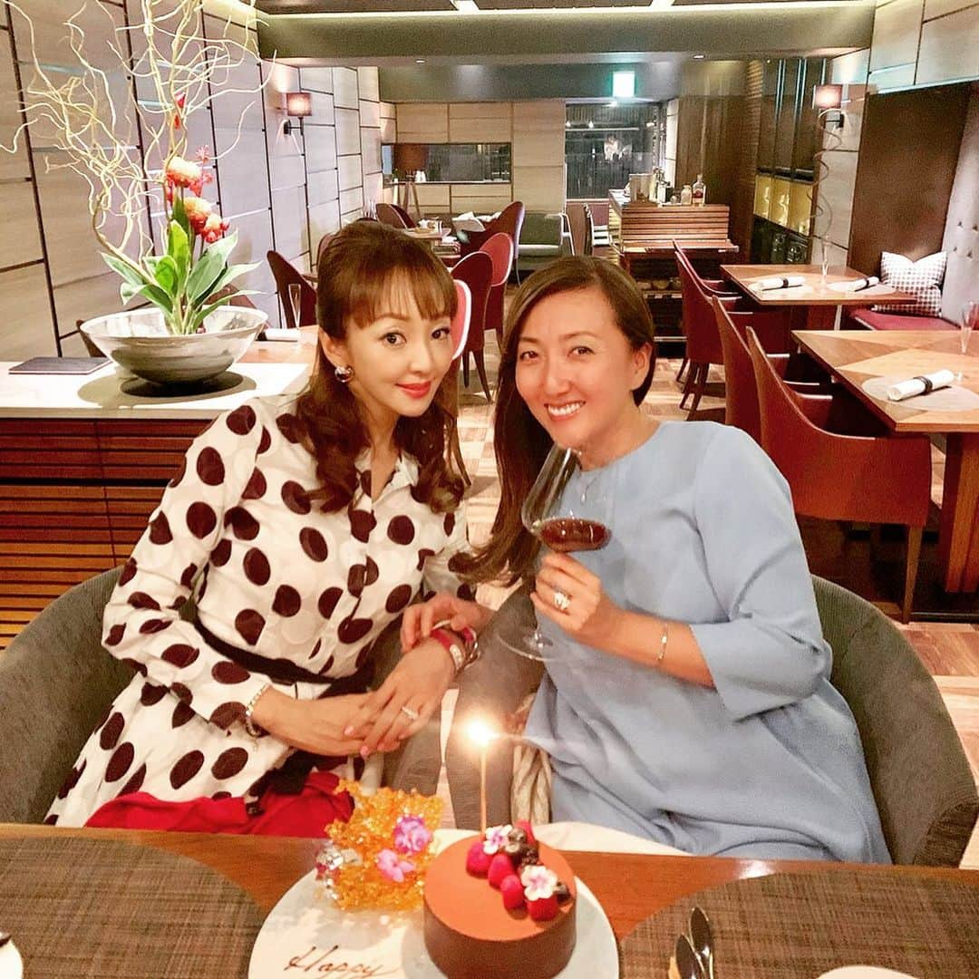 神田うのさんのインスタグラム写真 - (神田うのInstagram)「25年のお付き合いになる敬子ねー💕のお誕生日のお祝い🥂 ハニーちゃんパパ（主人）との結婚を勧めたのも左大臣をしてくれていた敬子ねー💕 ちなみに右大臣は絵美さん💕で私はじゃじゃ馬殿（笑）でした（笑） 敬子ねー💕私達夫婦が仲良くしている姿を見て安心していました（笑） 昔からずーーっとありがとう❤️ うちの父💕も美人で賢く教養のある敬子ねーのファンなんです❤️ 大好きだよー😘 @keiko_takahashi_kabata  #お誕生日おめでとう#おめでとう#happybirthday#birthday#birthdaydinner#バースデーディナー#半世紀バースデー#69#1969#酉年#酉年と卯年の夫婦#裏干支は同士になれる#裏干支夫婦#神田うの#unokanda」9月23日 10時41分 - unokandaofficial