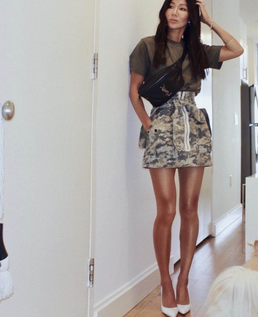 マリッサ・ウェッブのインスタグラム：「One of my fave MW skirt styles now in Camo. Also comes in my go-to army green.  Will be styling this with chunky sweaters + boots soon. Happy 2nd day of fall!  #ootddetails  @marissawebbnyc Hannah skirt in Camo  @hanes Hubs T-shirt  @gianvitorossi Pumps ................................................................... #ootd #marissawebb #mwstyled #weekendvibes #wiwt #wtwt #casualstyle #mweverydayanywhere #camo #hanes #nycfashion #nycfashiondesigner #highwaisted」
