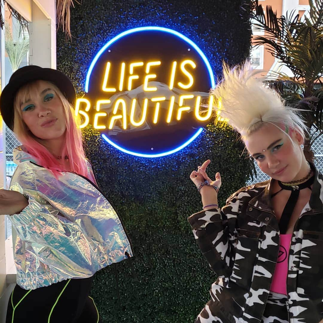 NERVOさんのインスタグラム写真 - (NERVOInstagram)「Life is beautiful!! YES IT IS!!!! 💗💗💗💗🔝🔝🔝🔝🎉🎉🎉🎉 we go on at 8:20pm peeps!!」9月23日 10時48分 - nervomusic