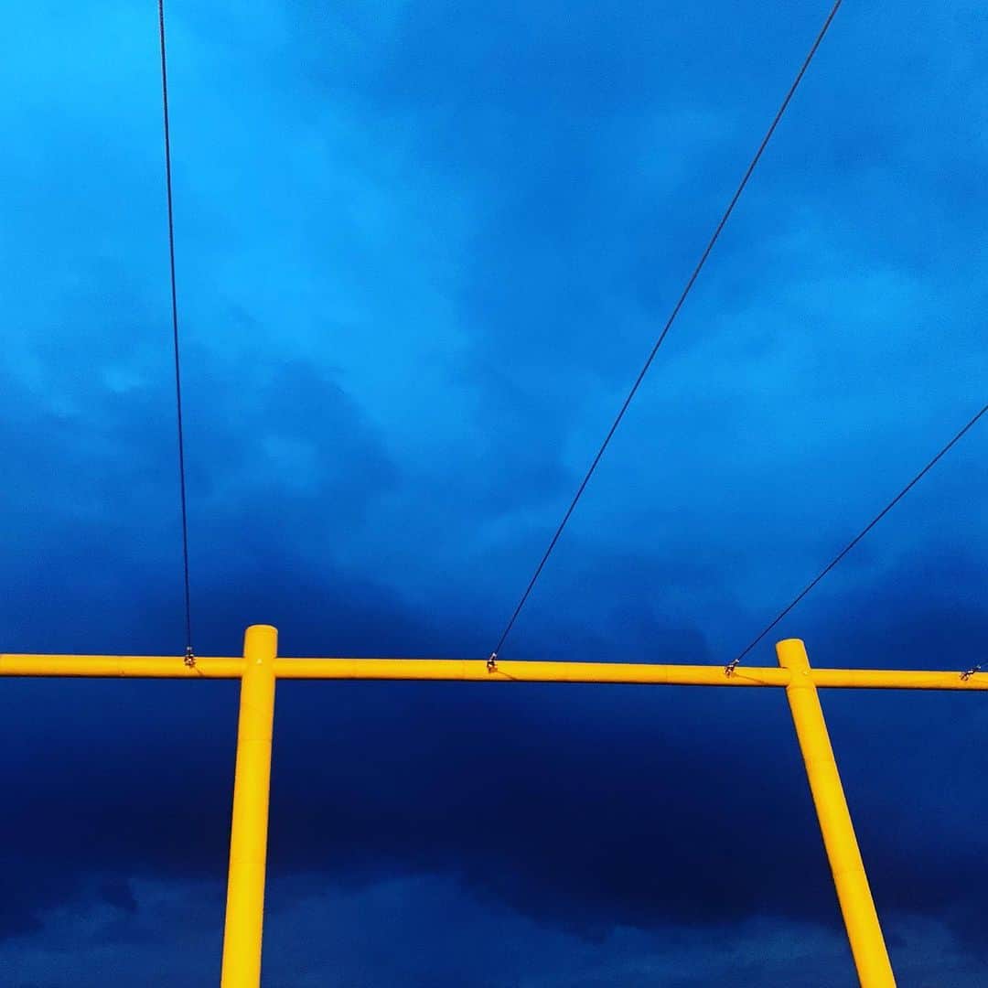 クリス智子さんのインスタグラム写真 - (クリス智子Instagram)「京都、曇りつづきの中、この日の夕方は、満たされる青、見せてもらいました。 鴨川沿いにて。」9月23日 10時58分 - chris_tomoko