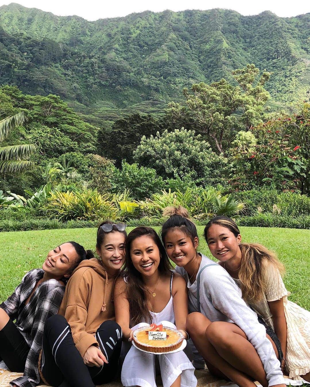 谷川りさこさんのインスタグラム写真 - (谷川りさこInstagram)「山登りからのみんなでピクニック #hawaii #manoa#Garden#lunch#poke 質問の多かったサングラスは @fila_eyewear のものだよ」9月23日 11時00分 - risakoko