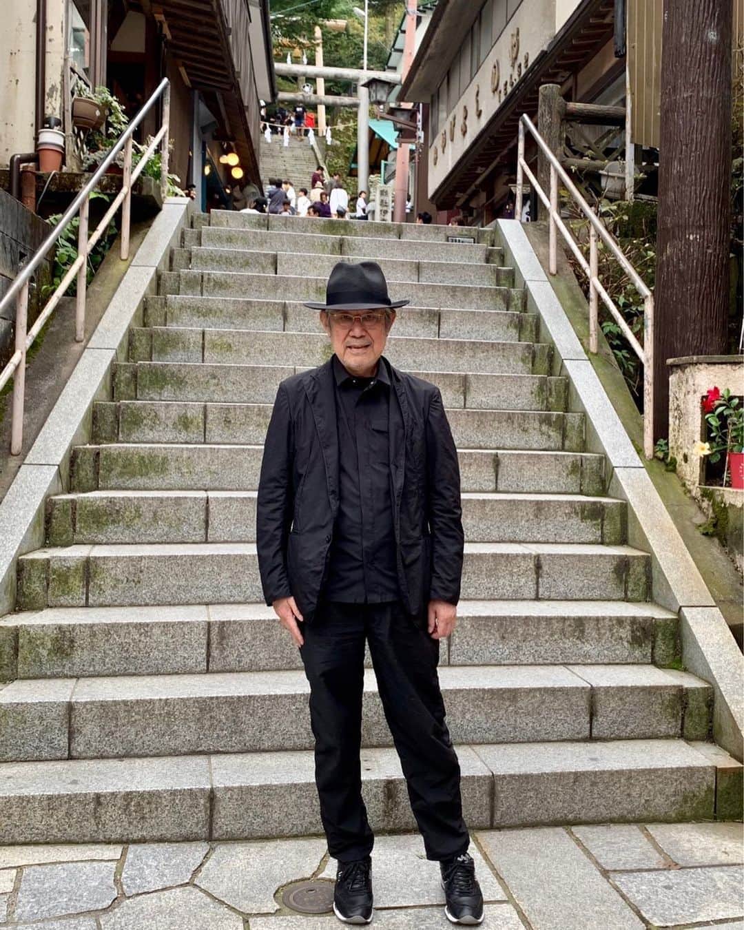 松本隆さんのインスタグラム写真 - (松本隆Instagram)「伊香保の叔父さんが亡くなった。焼香して、子供の頃遊んだ石段の前で。だんだんこっち岸にいる人よりあっち岸にいる人の方が多くなる。ご冥福をお祈りします。」9月23日 11時00分 - takashi_matsumoto_official