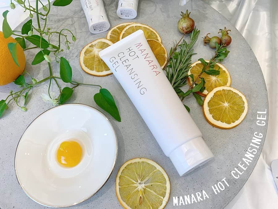 リナのインスタグラム：「シンプルパケにリニューアルした MANARA HOT CLEANSING GEL⭐️ . スッキリさわやかなシトラス系の香りと、じんわりと伝わる温感作用が メイク落としの時間を心地よいものにしてくれる🍊 . MANARA といえば、オレンジ・レモンカラーのGELがお馴染みだけど、 バラエティショップなどで限定で発売されている、 ローズの香りのクレンジングゲルがあるんだって🌹→pic2 . この香りも癒し効果満載で心地よかった〜🤤 . クレンジングは何個あっても、 助かるから、ストック買いしとこうかなぁ〜🛍 ................................................ #コスパコスメ #cosmetic #MANARA  #influencersexpo #アンチエイジング #時短コスメ #美容好きさんと繋がりたい #コスメ好きさんと繋がりたい #女子力向上委員会 #置き画くら部 #クレンジング #ドラッグストア #プチプラコスメ #プチプラコスメ大好き #マナラ #マナラホットクレンジングゲル」