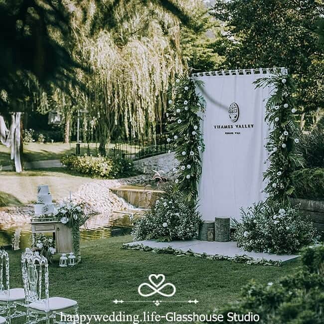 HappyWedding.Lifeのインスタグラム：「ตกแต่งงานแต่งงาน ในราคาเบาๆด้วยแพกเกจเริ่มต้นที่ 35,000 - 80,000 บาทเท่านั้นที่ @glasshouse_studio . Rustic wedding, for a stylish mind like yours! . Detail on🔽 https://happywedding.life/th/vendors 🔍Glasshouse Studio . . #backdrop #weddingmemories #weddingplanning #weddingthailand #happywedding #happyweddinglife #bride #engaged #engagement #wedding #weddings #weddingideas #weddinginspiration #weddingflowers #weddingday #realwedding #love #bridal #Decoration #weddingdecorations #happyweddingth #ไอเดียงานแต่งงาน #ไอเดียตกแต่งงานแต่ง #จัดงานแต่งงาน #ตกแต่งงานแต่งราคาถูก #ตกแต่งสถานที่ . . ติดตามผู้ให้บริการด้านตกแต่งงานแต่งงาน >> #hwldecoration」