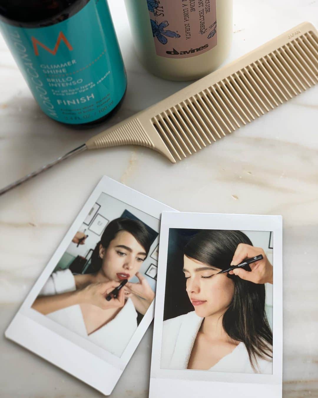 マラ・ロザックさんのインスタグラム写真 - (マラ・ロザックInstagram)「Cutie little Polaroid pic getting @margaretqualley ready today for the #emmys2019 a few of my essentials @davinesnorthamerica」9月23日 11時07分 - mararoszak