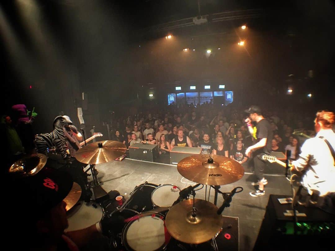 Zebraheadさんのインスタグラム写真 - (ZebraheadInstagram)「Eindhoven brought it tonight!!! Sunday night shindig was top notch!! Tomorrow is Antwerp, Belgium at @kavka.oudaan ! We're on at 21:00! Come early to see @thebottomlineuk ! 😜 #Zebrahead #braininvaders #thebottomlineuk #dynamo」9月23日 11時09分 - zebraheadofficial