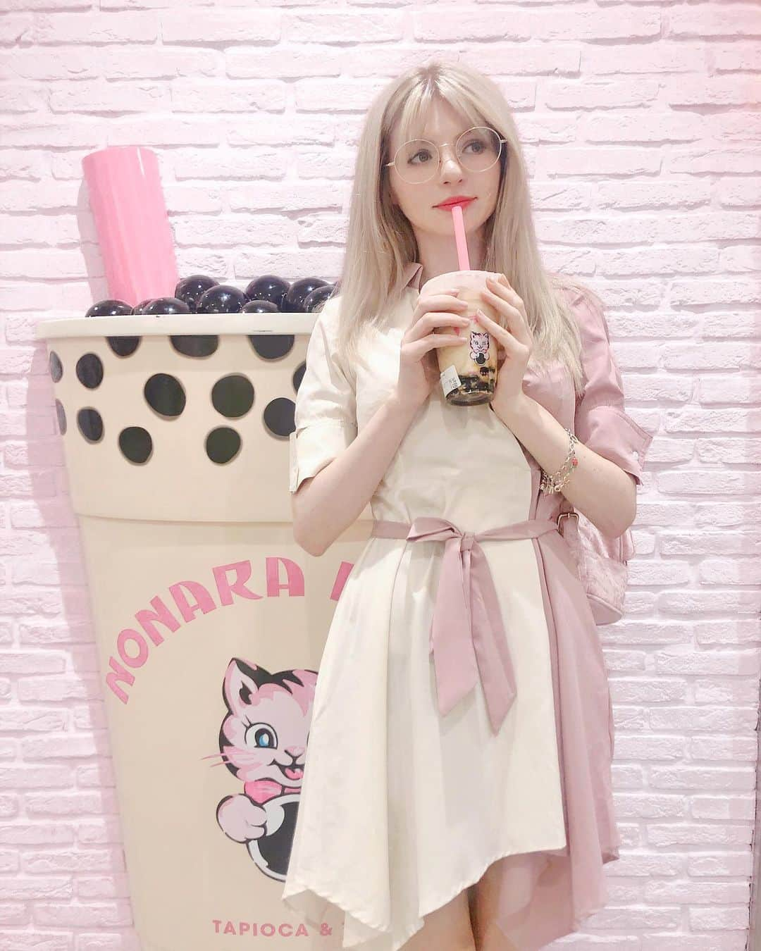 ソフィーさんのインスタグラム写真 - (ソフィーInstagram)「What’s your fave flavour of bubble tea?! 💖 - Dress from @yesstyle you can use the code “PEACHMILKY” for 10%OFF your order! - #yesstyle #tokyo #japan」9月23日 11時11分 - peachmilky_